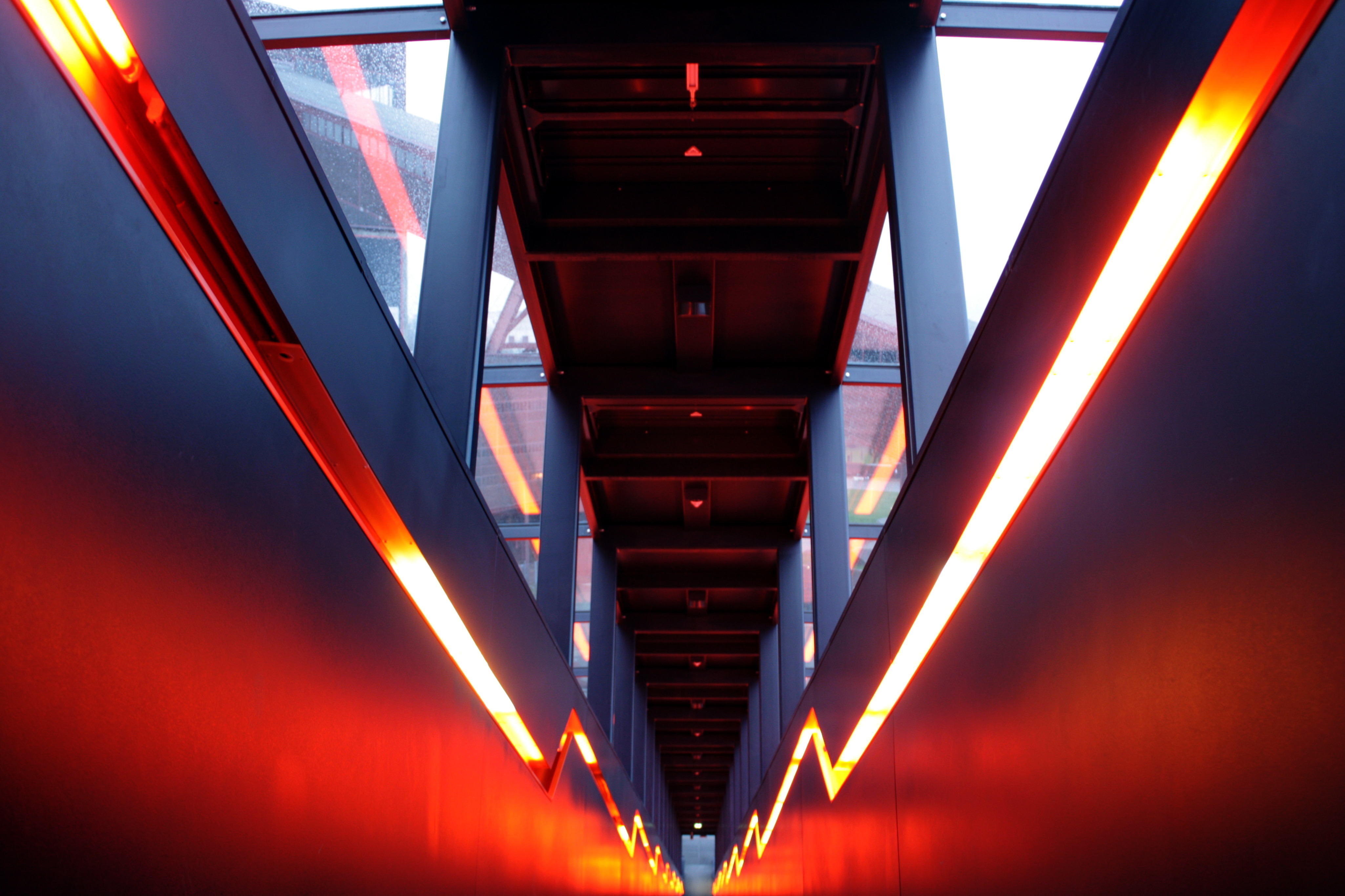 ...über die Treppe (136 Stufen) zwischen den zwei Rolltreppen.