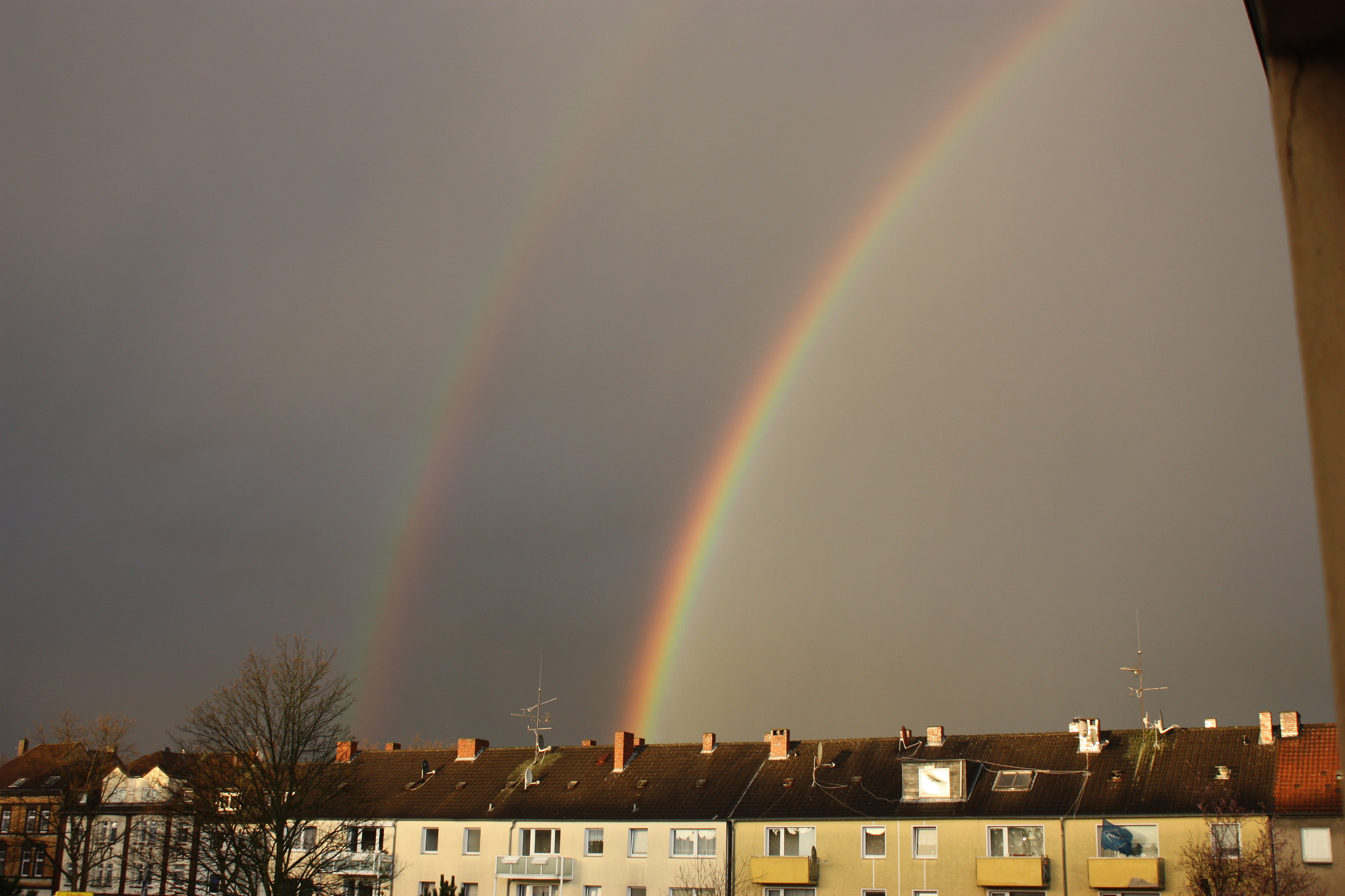 Ganz selten sieht man ein doppelten Regenbogen. Heute war er über der Rennbahn in Horst zu sehen.