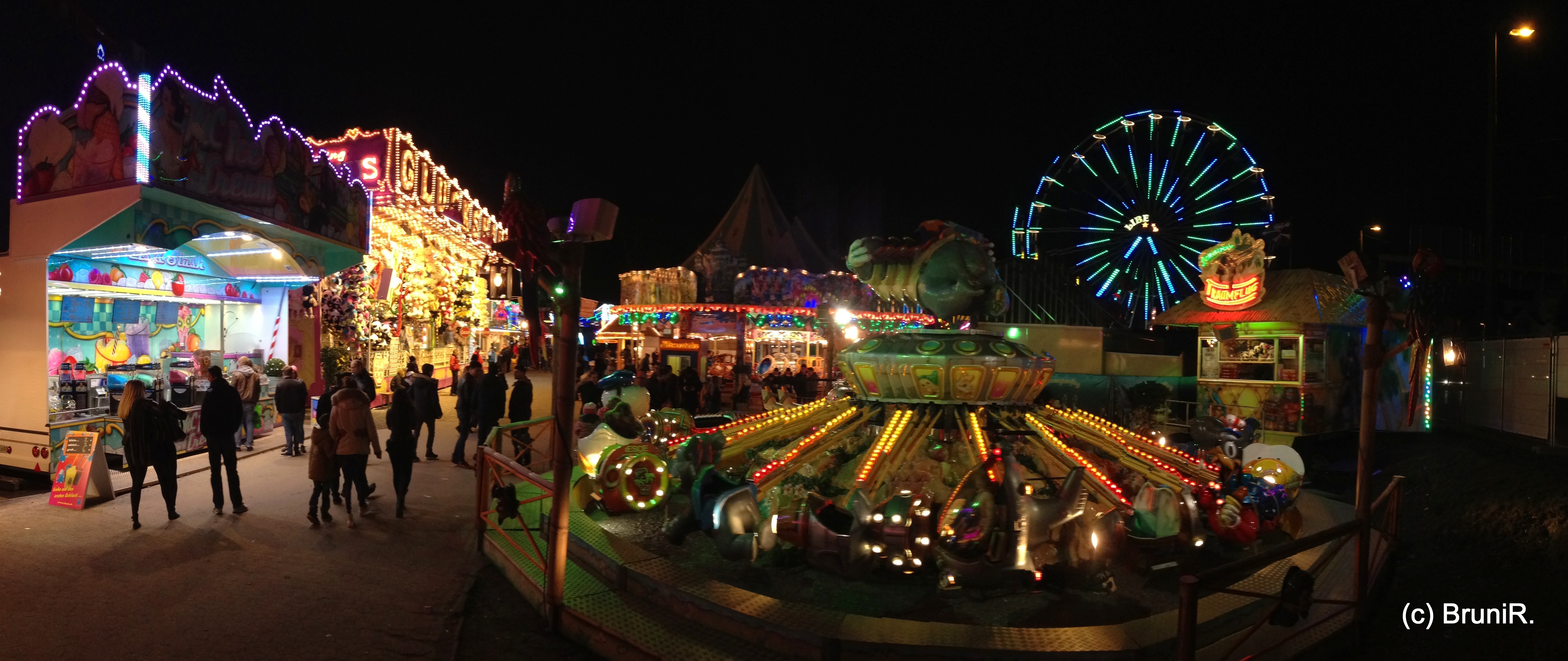 Osterkirmes auf dem Staufenplatz - kleines Panorama am späten Abend des 27. März 2016 - nix wie hin!!! ;-)))