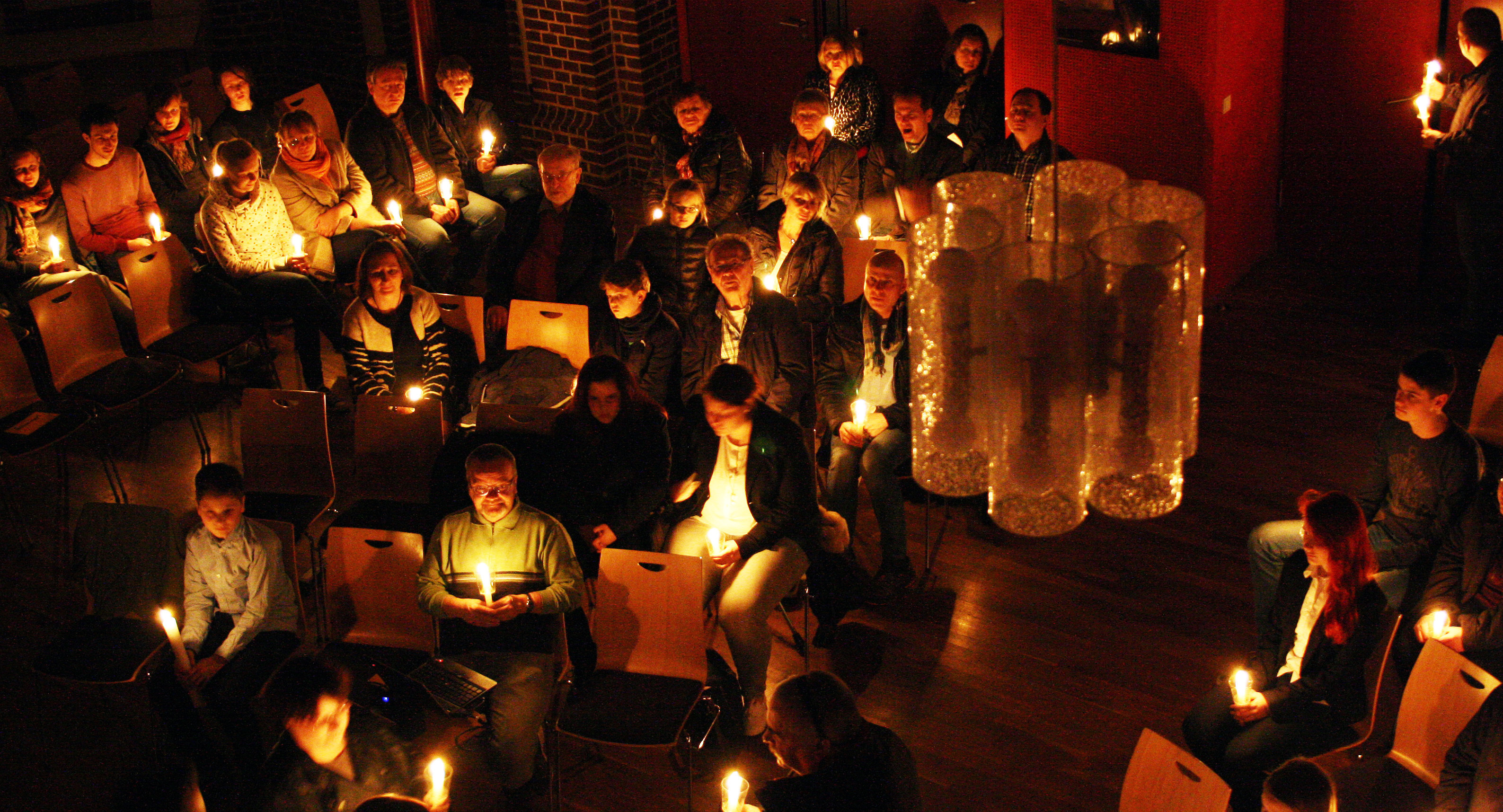 Die Osternacht wurde wieder in zahlreichen evangelischen und katholischen Gemeinden Dortmunds gefeiert. Wie hier in der evangelischen Segenskirche Eving waren die festlichen Gottesdienste oftmals mit Taufen verbunden. Alt und Jung teilten dabei das Osterlicht als Zeichen der Hoffnung und des neuen Lebens, das am zentralen Fest der Christenheit mit der Auferstehung Jesu verkündigt wird.