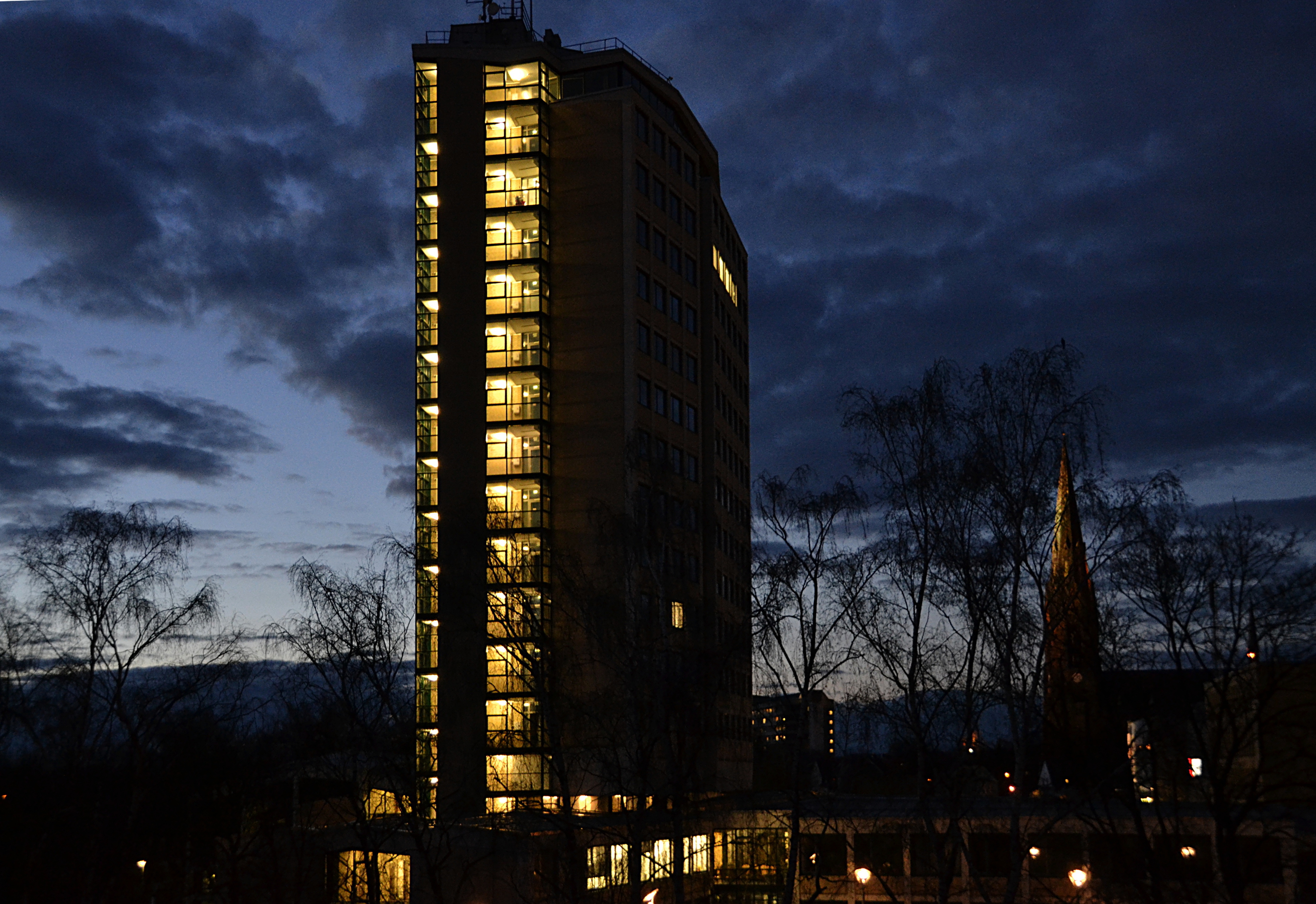 Rathaus und St. Marien-Kirche in der Dämmerung