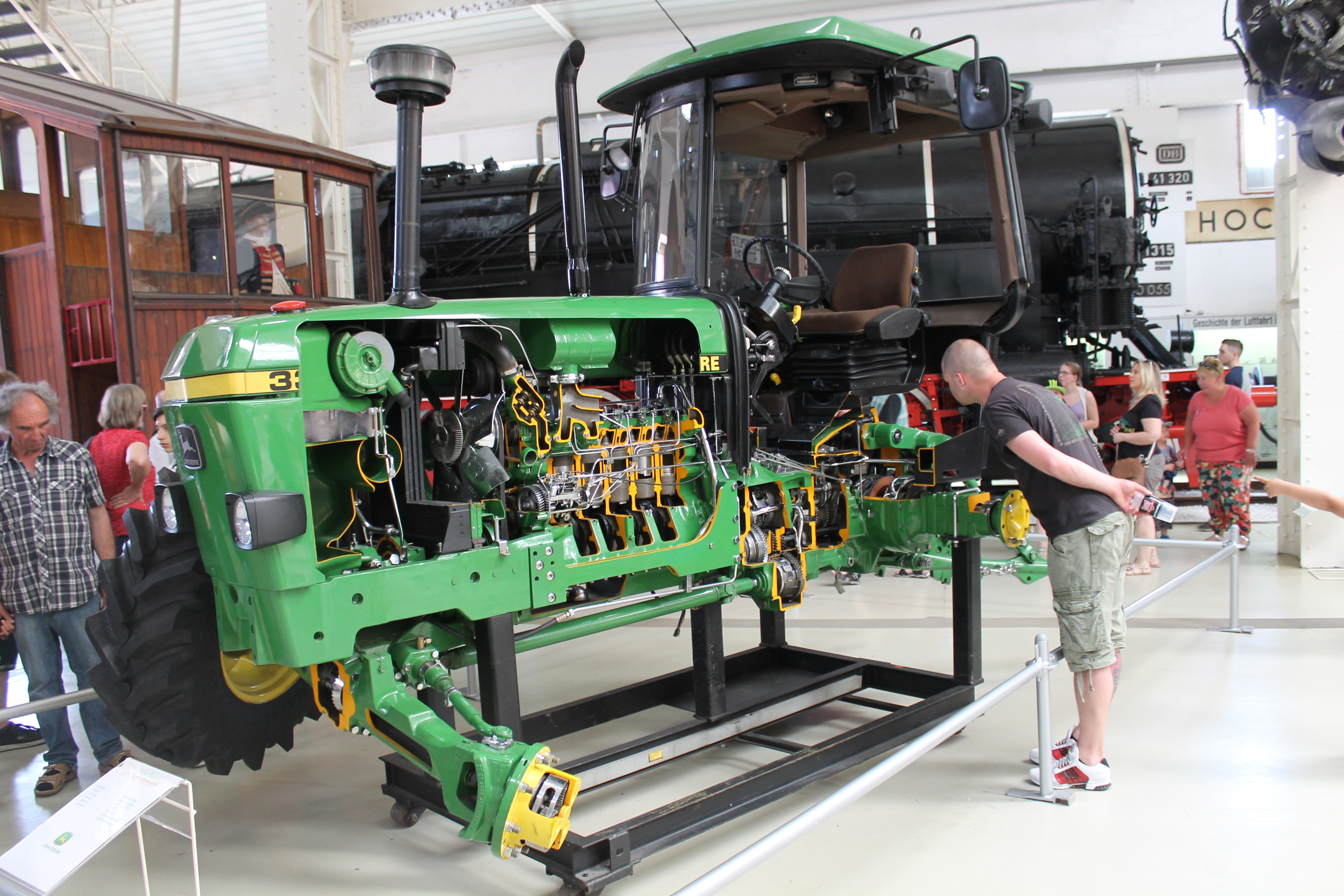 John Deere 3350 Schnittmodel - Baujahr: 1986-1993 / Motor: 6 Zylinder in Reihe / Antrieb: 4WD / Gewicht: 5579 kg. / Getriebe 16 Vorwärtsgänge, 8 Rückwärtsgänge