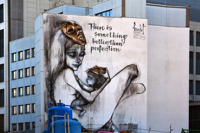 Ein Kunstwerk von "Herakut" in Frankfurt, das daran erinnern soll, dass es auf andere Werte als Perfektion ankommt. (Bitte als Vollbild ansehen)