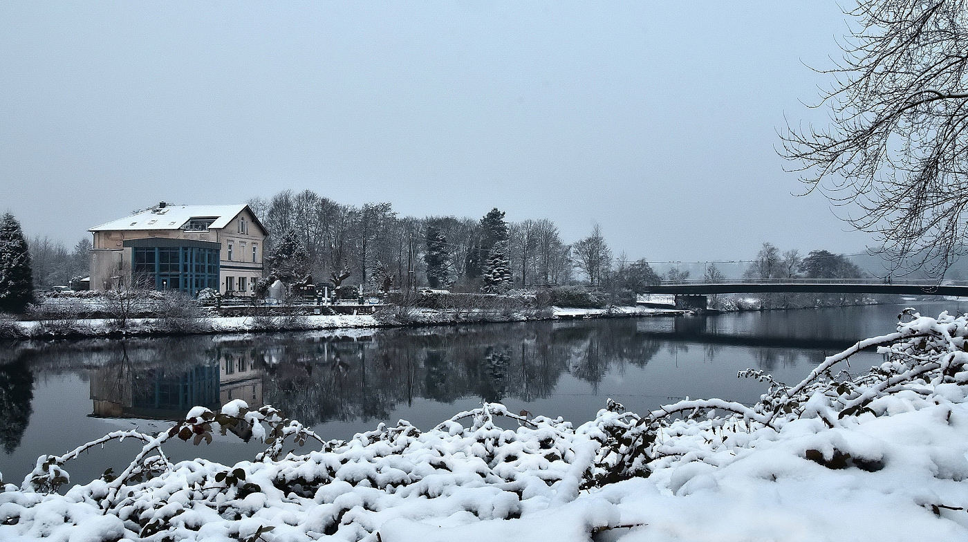 Natur pur, bei uns in Steele an der Ruhr. Eine ganz aktuelle Aufnahme. Wer weiß, wie lange man Schnee bei uns überhaupt noch fotografieren kann.