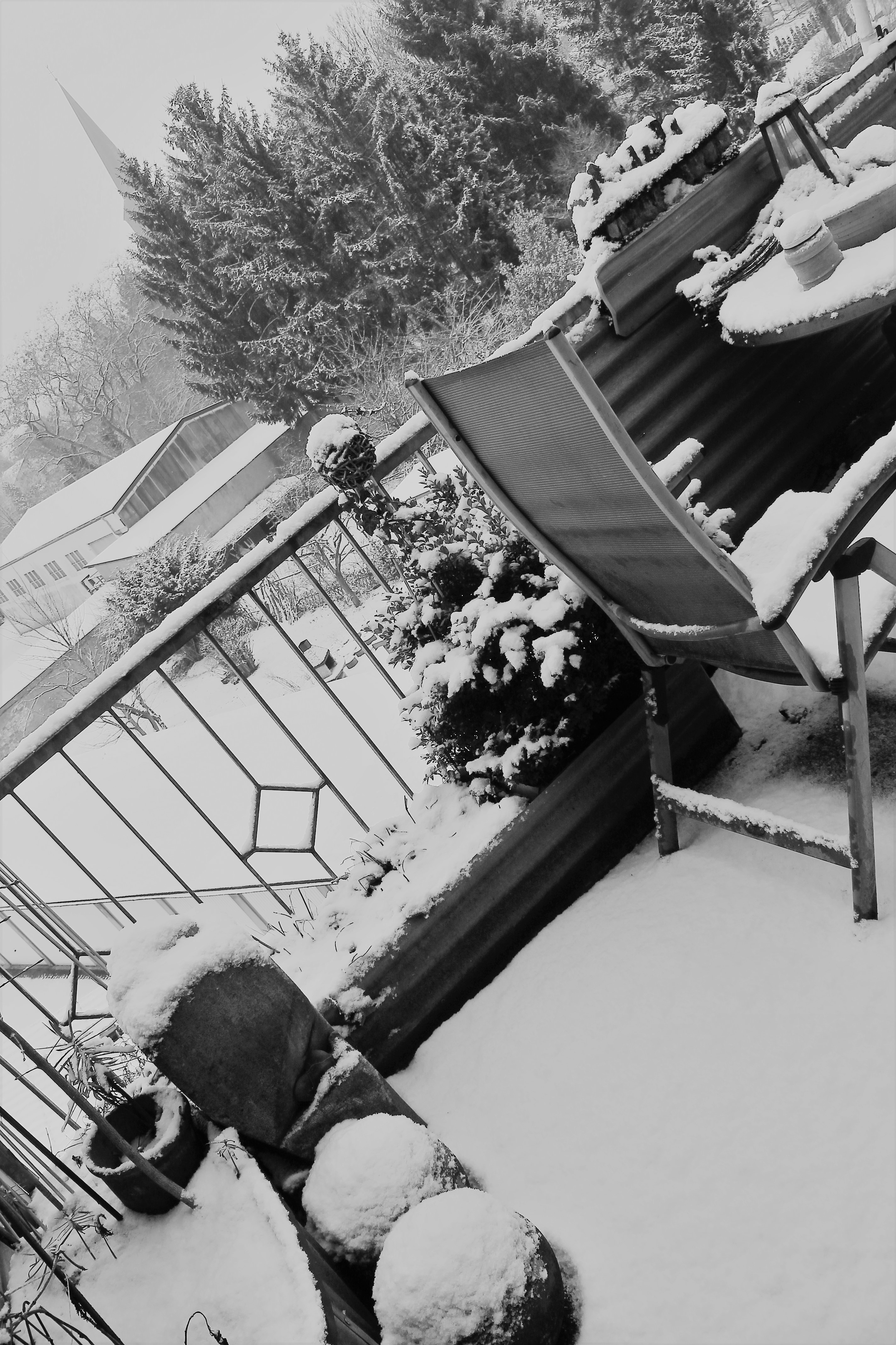 ... habe morgens als Anlieger den Schnee natürlich beräumt, allerdings ist jetzt schon wieder die WEISSE PRACHT "verschwunden" ...