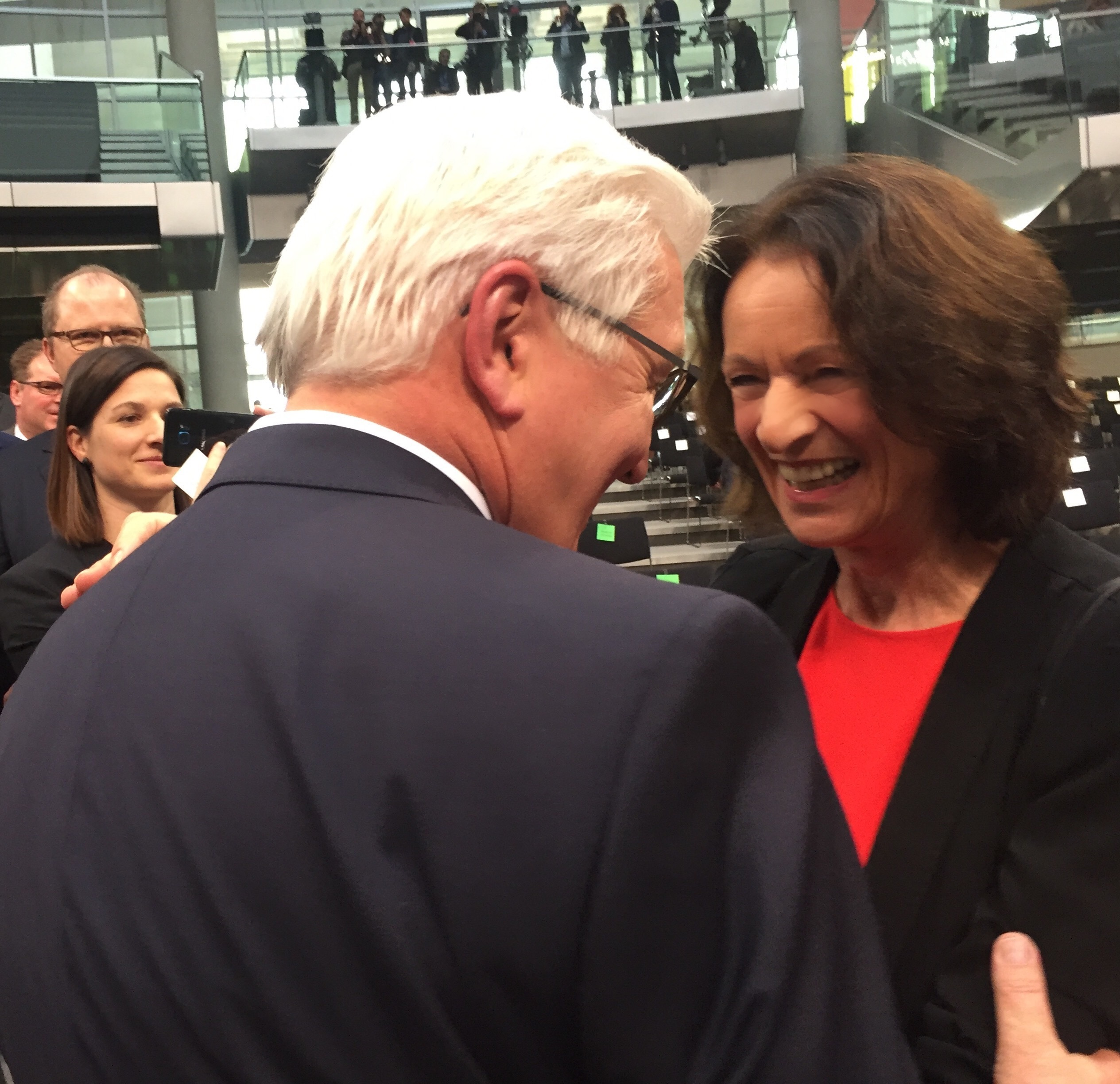 Die heimische Bundestagsabgeordnete Dagmar Freitag gratuliert Frank-Walter Steinmeier zu seiner Wahl zum neuen Bundespräsidenten