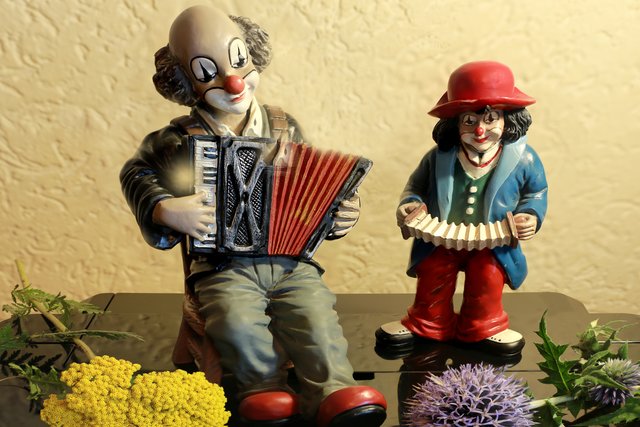 Gruß an Peter und seine Boxen . . . .   (Natürlich HOHNER Instrumente) . . .