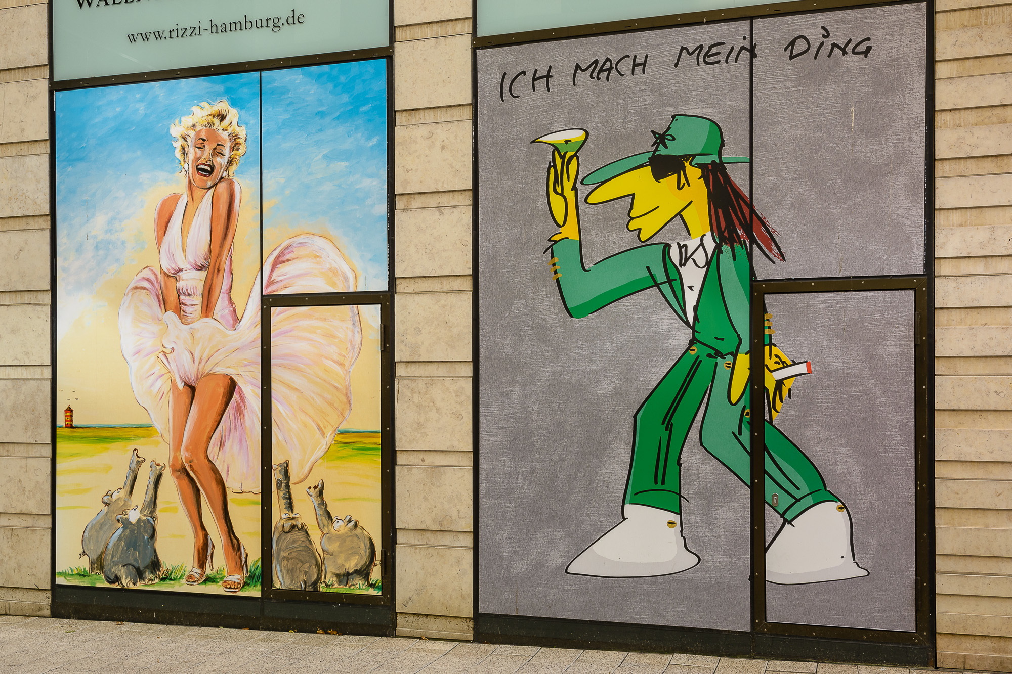 Wenn der Udo mit der Marilyn sein Ding macht, dann fliegen die Röcke :-)) (Werbung einer Galerie, gesehen in einer Einkaufsstraße der Hamburger City)