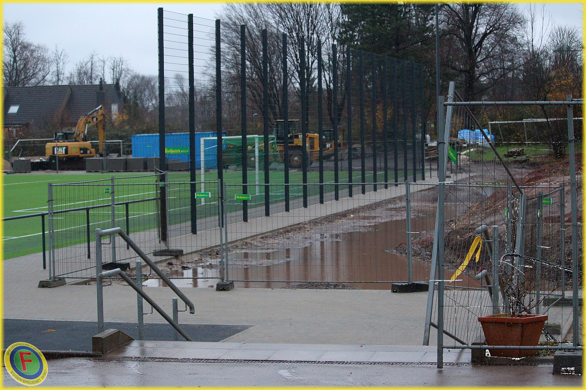 Football is coming home...
Gute Nachrichten von der Meisenburg - Der Sportplatz ist nun auch vom Fußballkreis Essen wieder freigegeben worden
Trotzdem möchten wir nichts beschönigen, sondern mit diesem Foto auch darauf hinweisen, dass noch viel zu tun ist. Die Außenanlagen sind noch nicht fertiggestellt und die Nutzung der Kabinen bereitet sicherlich auch noch keine Freude, aber...
Ab kommenden Samstag finden wieder Spiele auf dem neuen Sportplatz Meisenburgstr. statt, da zumindest der Platz fertig ist.