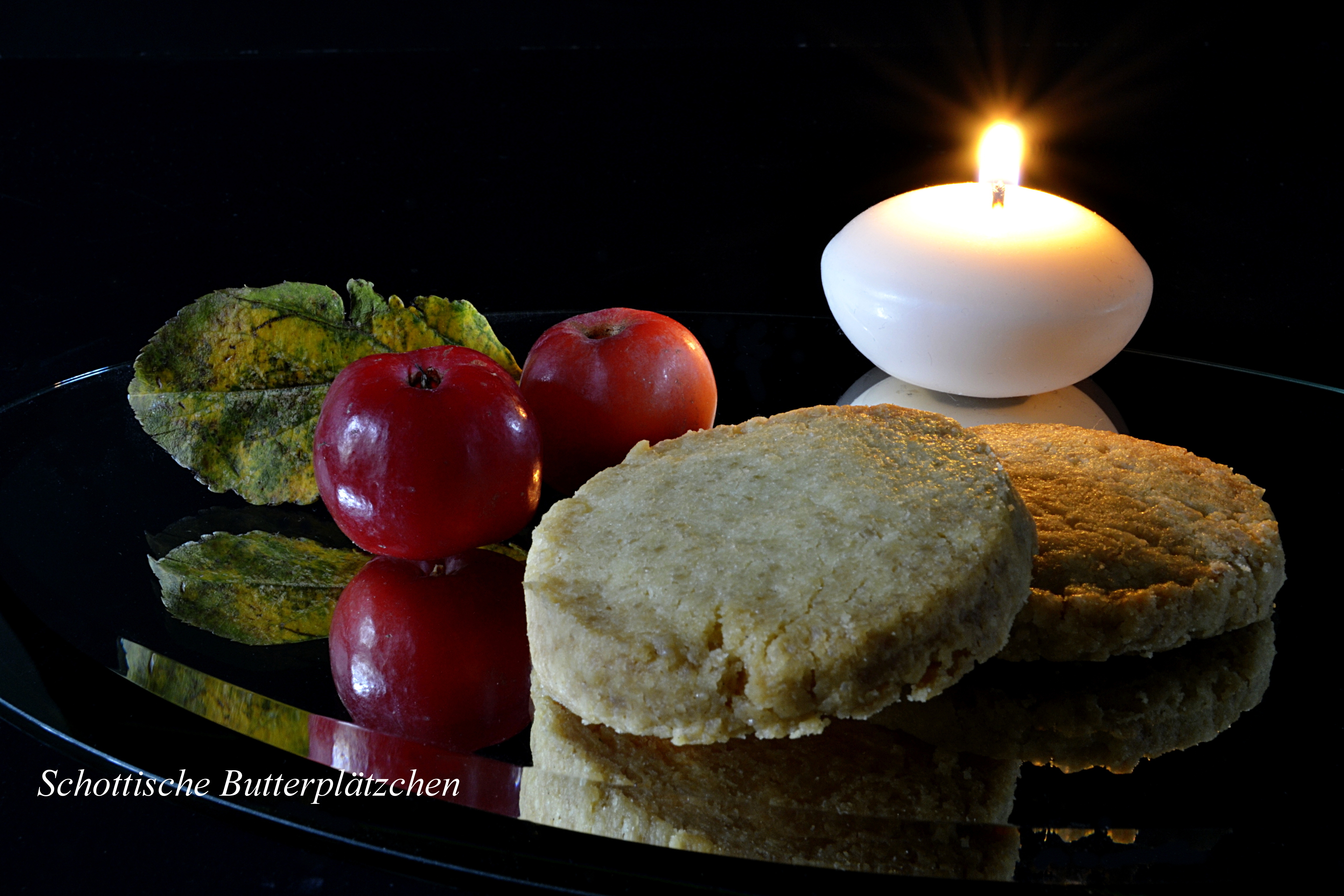 Zutaten;
375 g Weizenmehl
200 g brauner Rohrzucker
1 P. Vanillinzucker
250 g weiche Butter
Zubereitung:
Mehl sieben, Zucker, Vanillinzucker und Butter zufügen, mit dem Knethaken gut durchmischen. Danach auf der Arbeitsplatte zu einem glatten Teig verkneten. Aus dem Teig ca. 2 cm dicke Rollen formen. Diese kalt stellen, bis sie hart sind. Anschließend die Rollen in etwa o,5 cm dicke Scheiben schneiden und diese auf dem Backblech im vorgeheizten Ofen bei 175° Umluft 10 Minuten