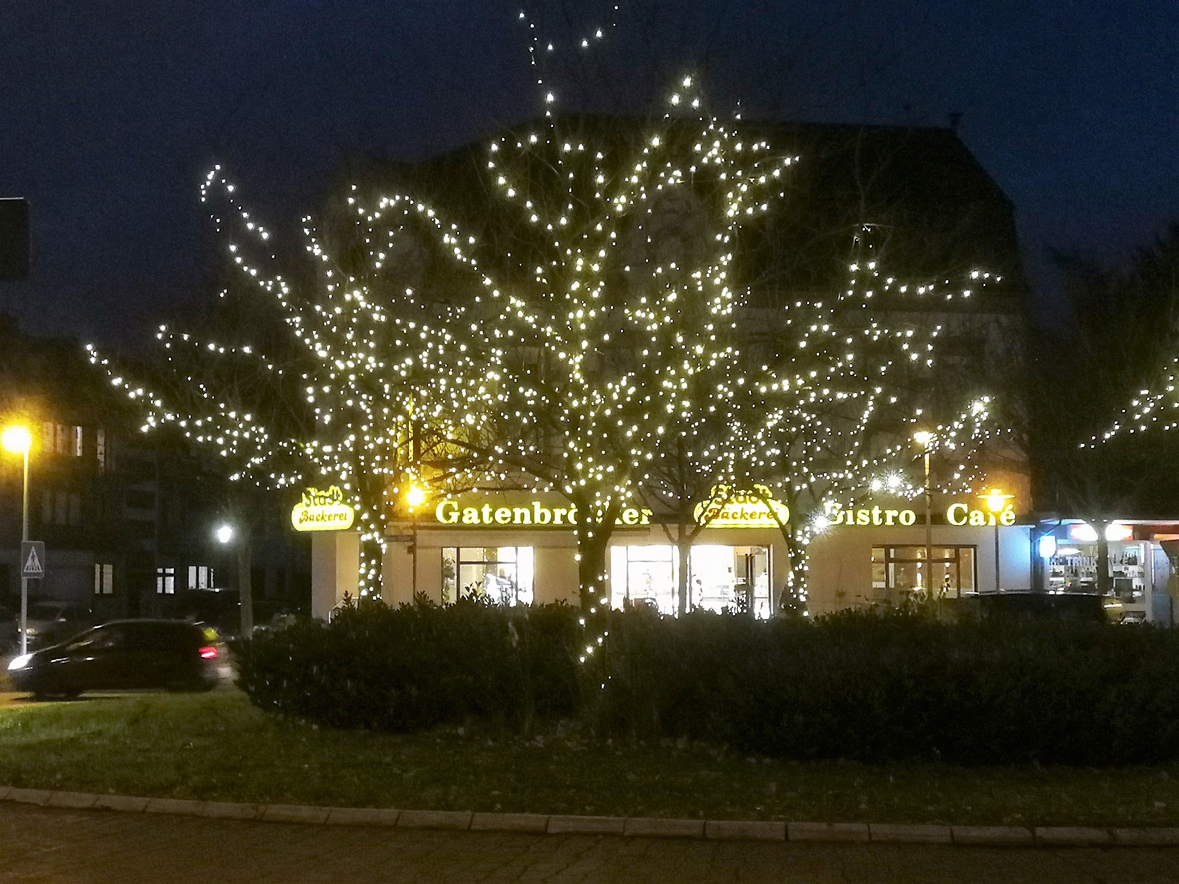 Am Freitag 1.12.17 war es soweit - der Braucker Lichterzauber 2017 wurde um 17 Uhr eingeschaltet (Kreisverkehr Horster Str. / Roßheidestraße).