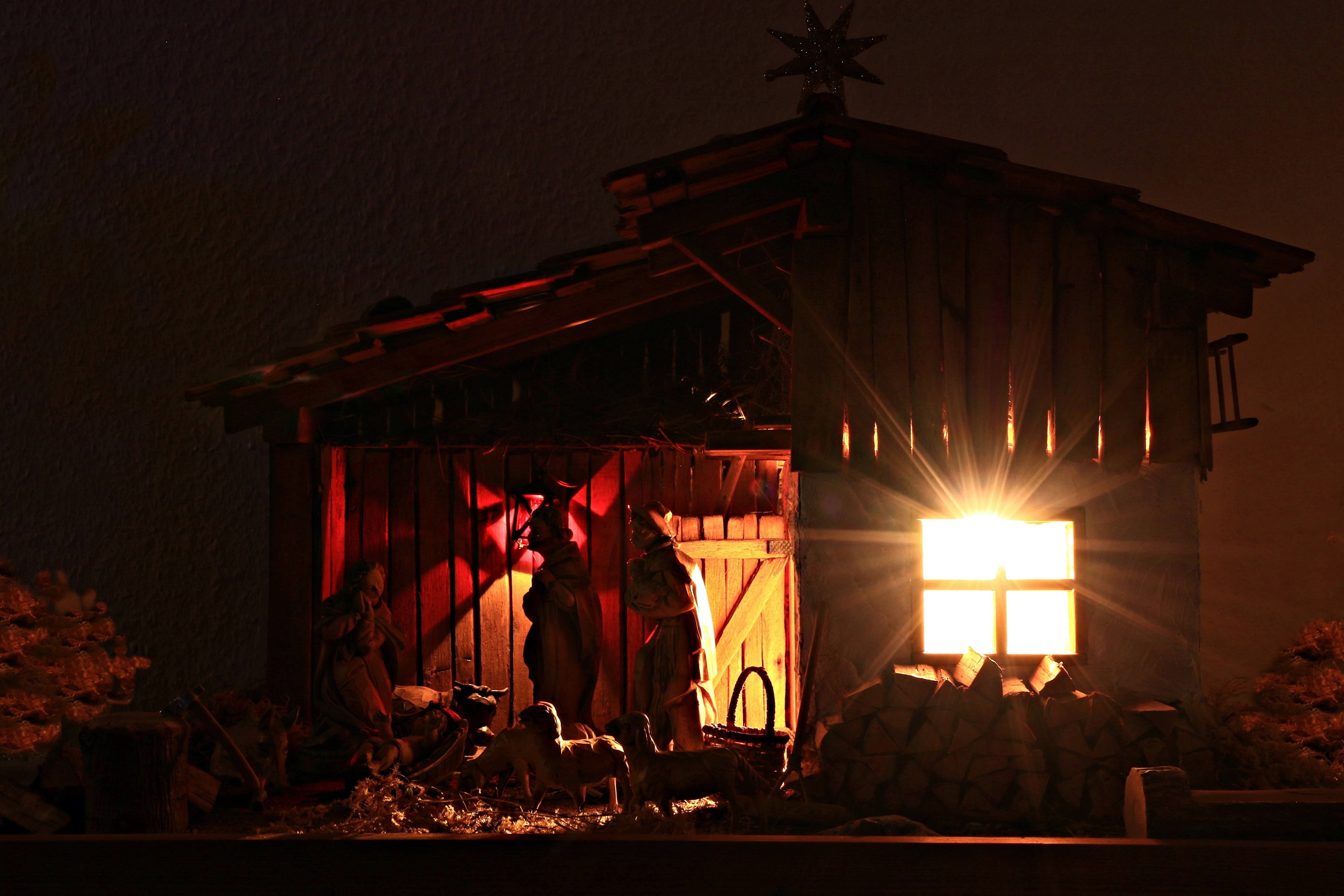 SELBSTGEBAUTE KRIPPE IM BAYRISCHEN STIL.....bitte Vollbild anklicken