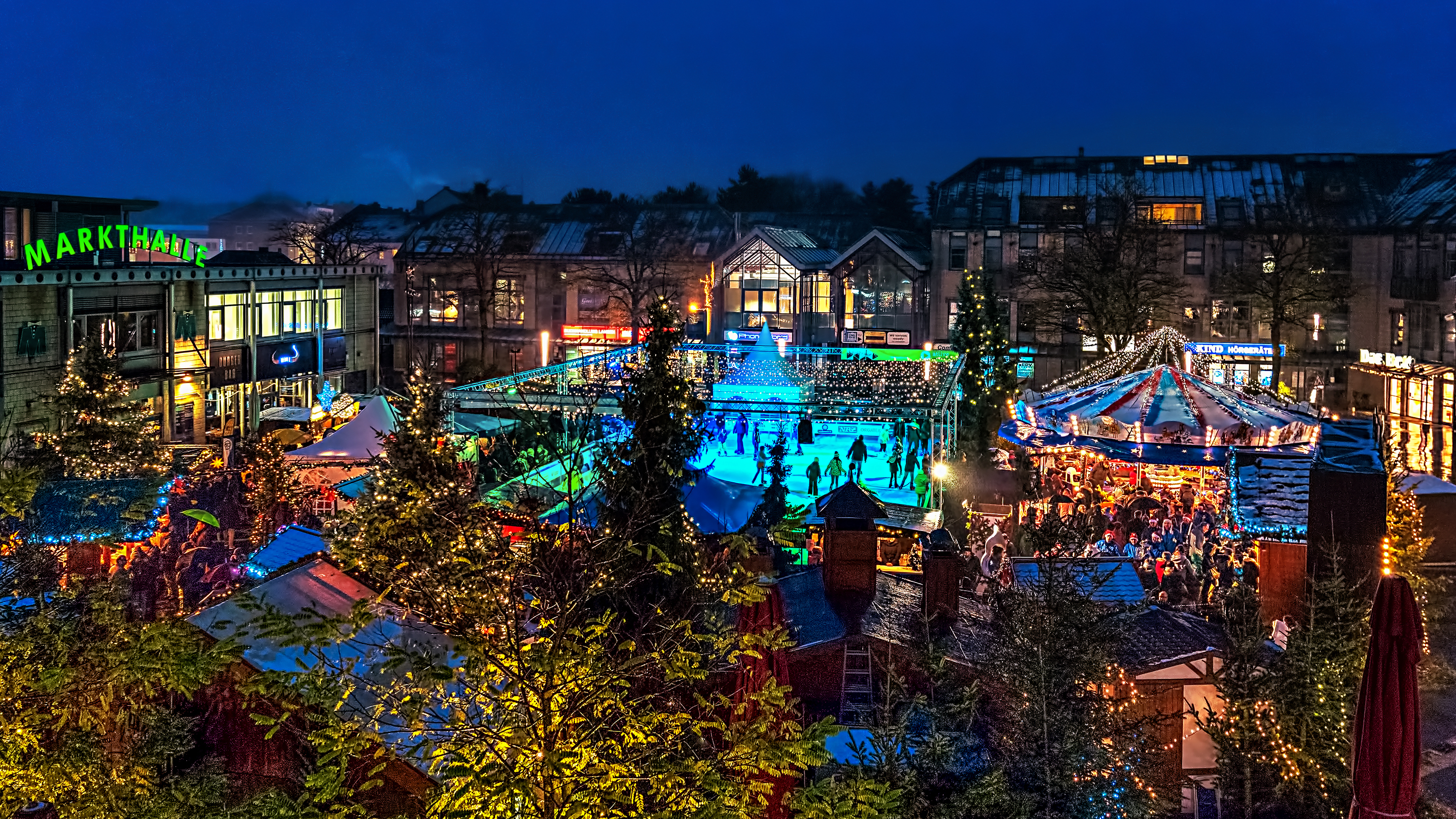 Budenzauber und Schlittschuh-Spaß: Das Langenfelder Weihnachtsdorf auf dem Marktplatz ist eröffnet. Foto: Stefan Pollmanns