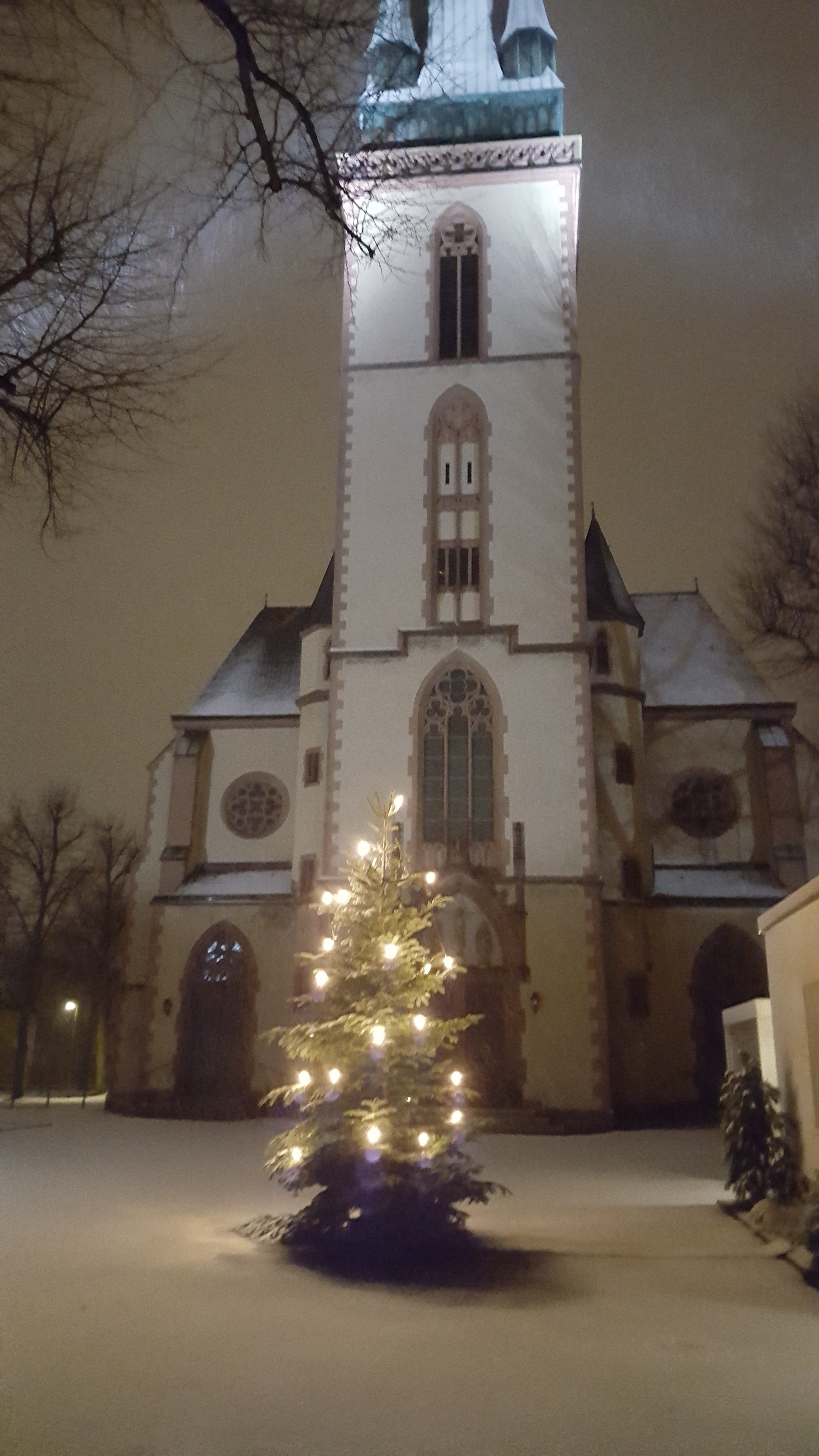Weihnachtliche Herz-Jesu-Kirche im Schnee