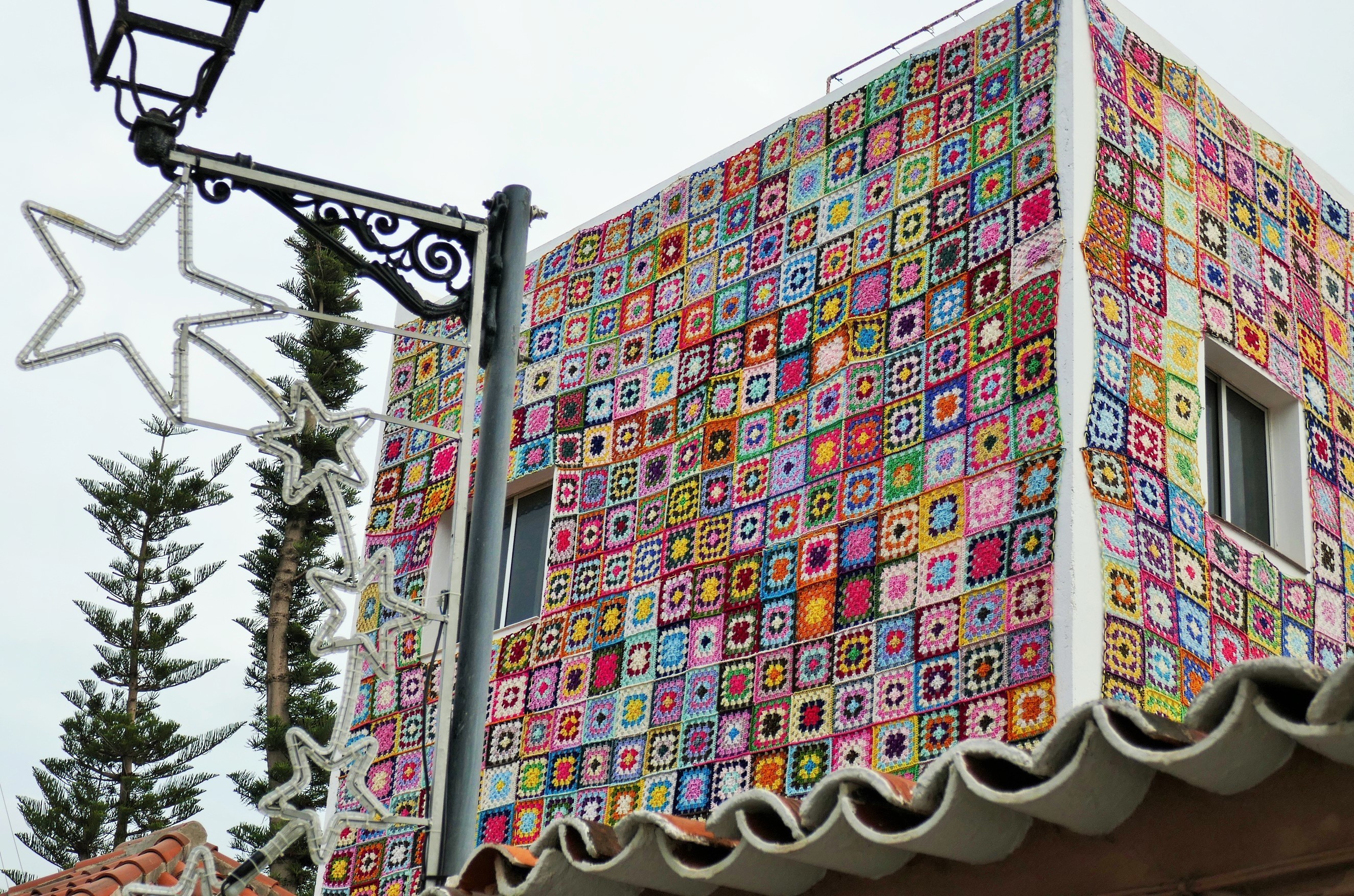 Knitting für „Stricken“) auch Urban Knitting, Radical Stitching, Yarn bombing oder gestricktes Graffito (Knitted graffiti), ist eine Form der Streetart, bei der Gegenstände im öffentlichen Raum durch Stricken verändert werden.