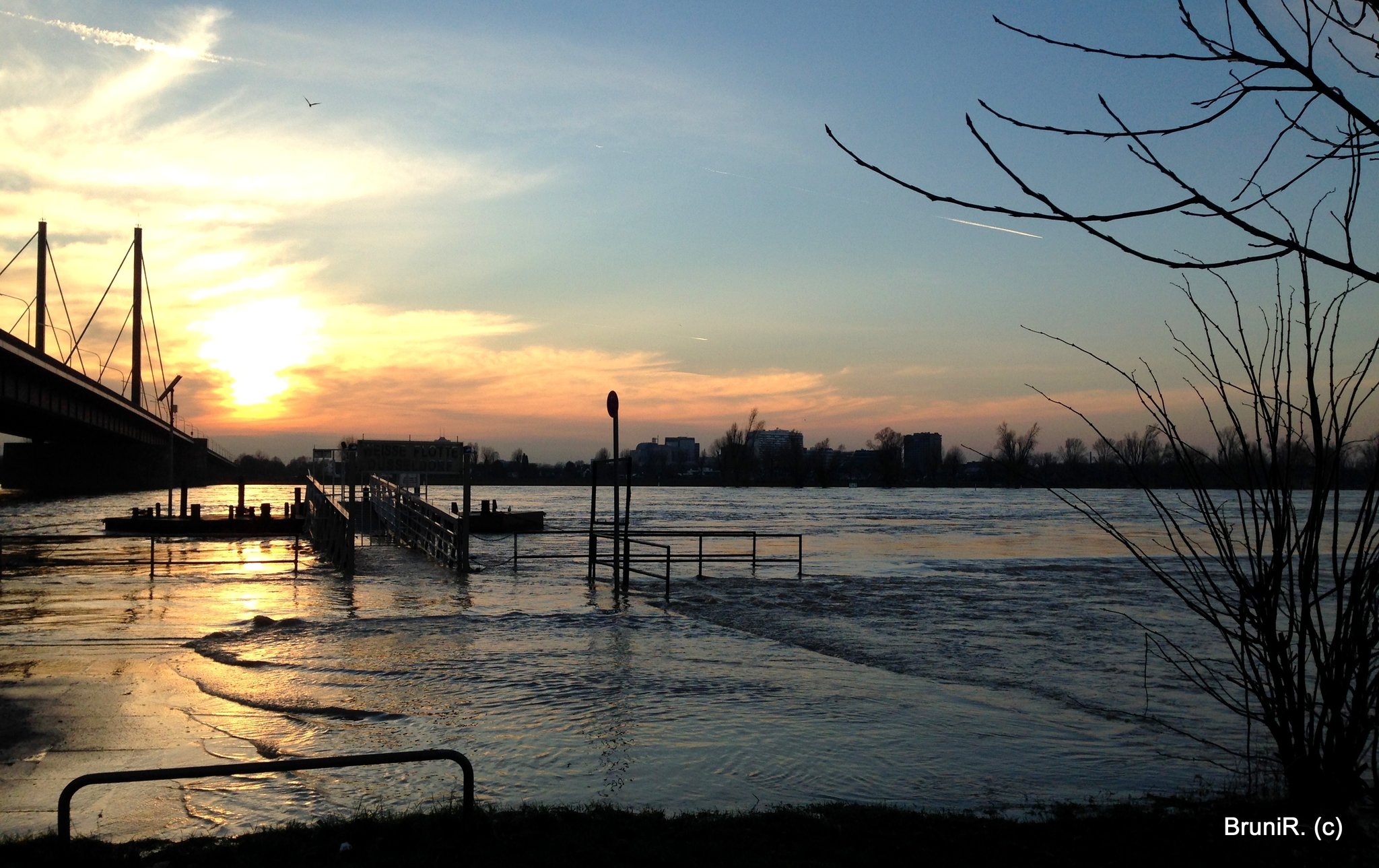 Stimmungsvolles HochwasserBild am RobertLehrUfer in Düsseldorf 8. Januar 2018 VOLLBILD! Stimmungsvolles HochwasserBild am RobertLehrUfer in Düsseldorf 8. Januar 2018 VOLLBILD!