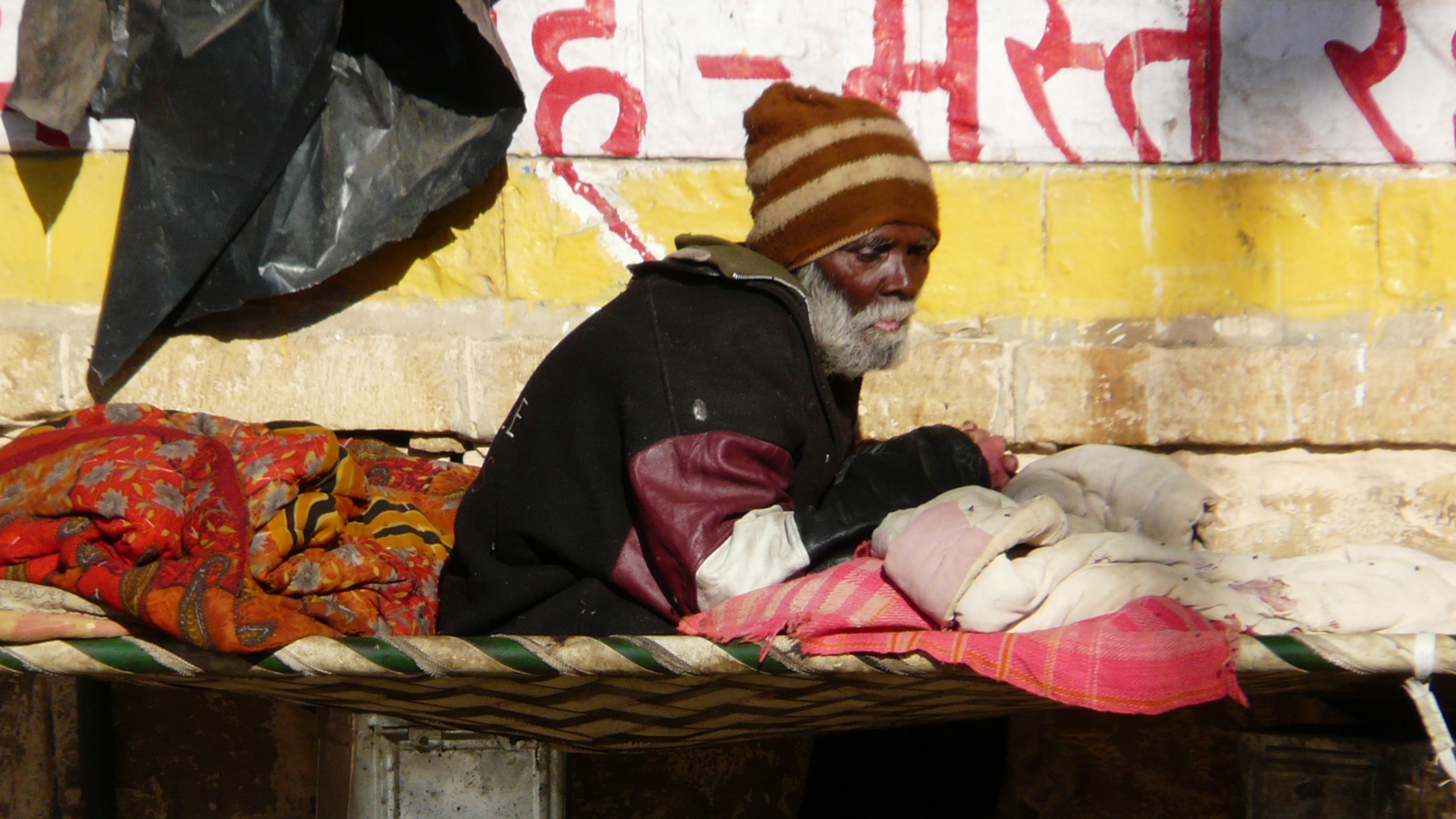 obdachloser in Indien 2018. davon gibt es reichlich. für diese menschen ist es sehr schwer zu überleben. der Staat zahlt keinen Pfennig.