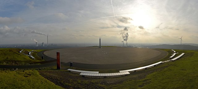 Die Sonnenuhr mit Obelisk auf der Halde Hoheward (Bitte Vollbild)