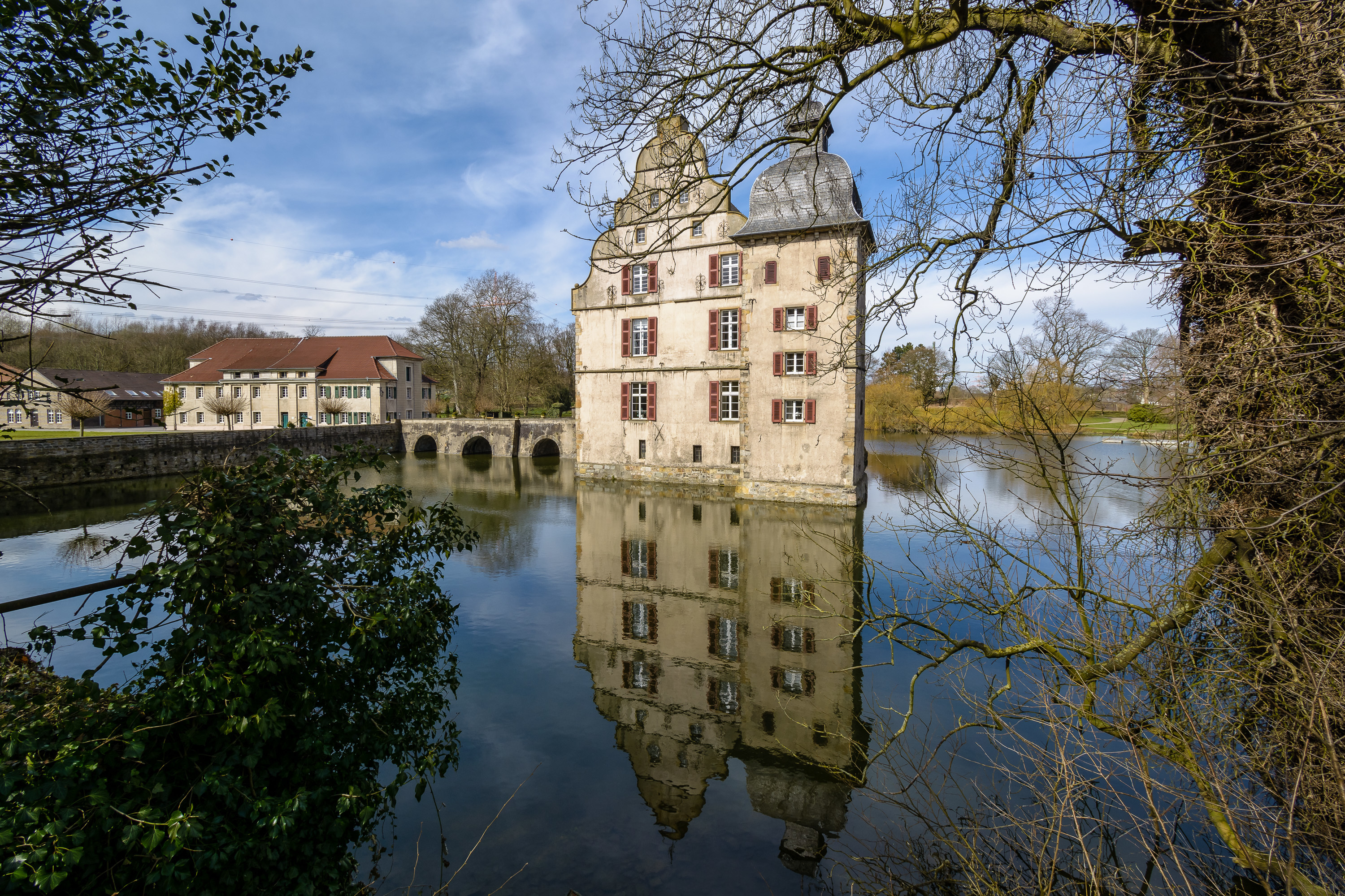 Das Schloss Bodelschwingh liegt im gleichnamigen Stadtteil Dortmunds, befindet sich in Privatbesitz und ist nicht öffentlich zugängig.