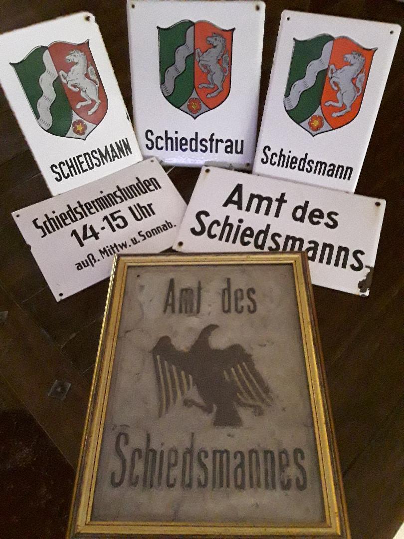 Amtsschilder aus der Zeit der "Weimarer Republik", der Zeit von 1946 bis 1949 und ab 1950 in NRW
