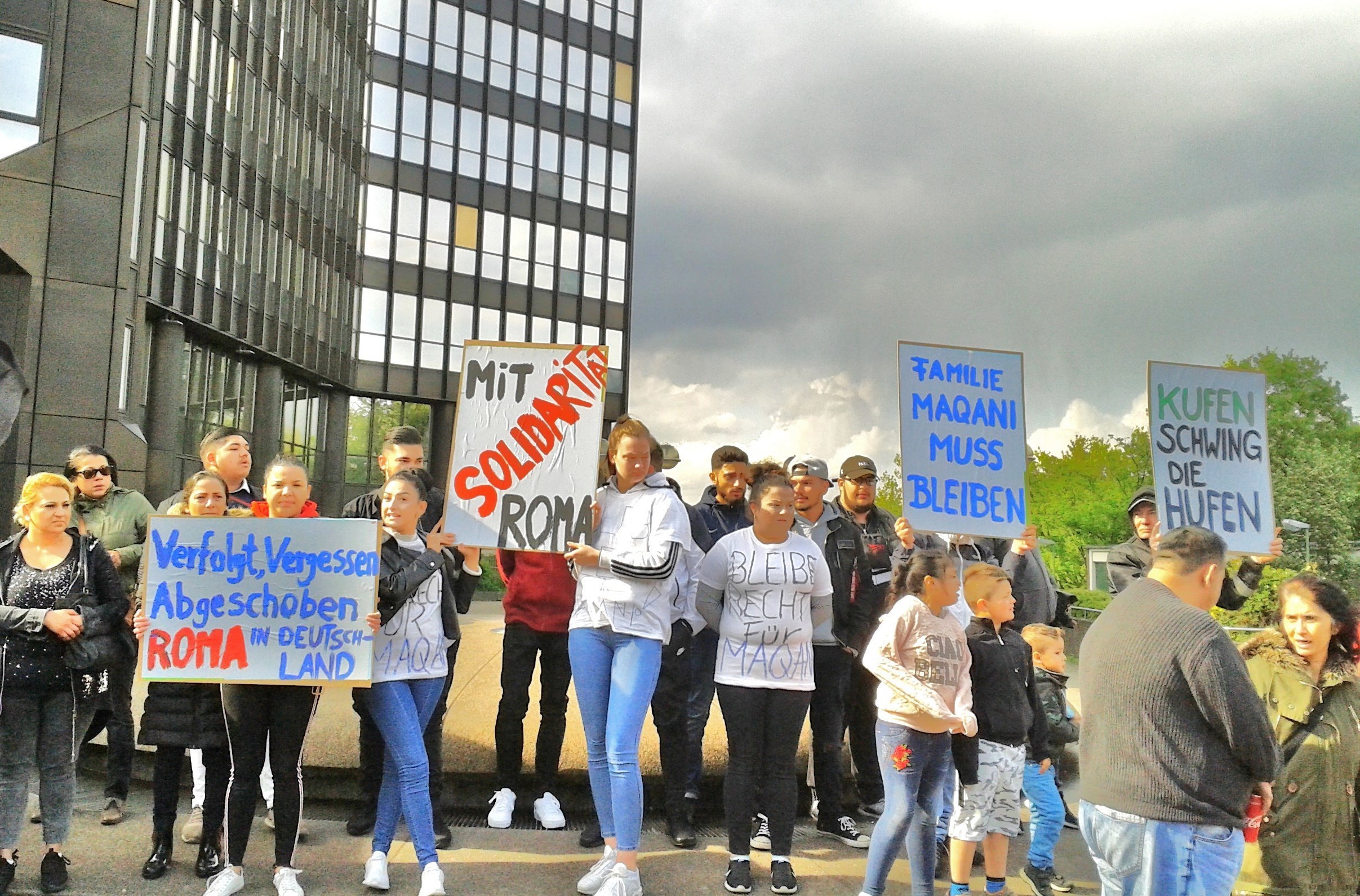 Große Solidarität für die Altendorfer Familie Maqani - sowohl die Mutter wie ihre Kinder müssen in Essen bleiben können. Die Familie mit Romawurzeln lebt seit 27 Jahren in Essen. Viele Bürger*innen aus dem Stadtteil setzen sich für ihr Bleiberecht ein - z.B. die stellvertretende Bezirksbürgermeisterin Doris Eisenmenger, die Grundschullehrerin der Kinder oder Ratsmitglieder der Grünen und der Linken, auch die Jusos wehren sich gegen die angeordnete Abschiebung der Familie.