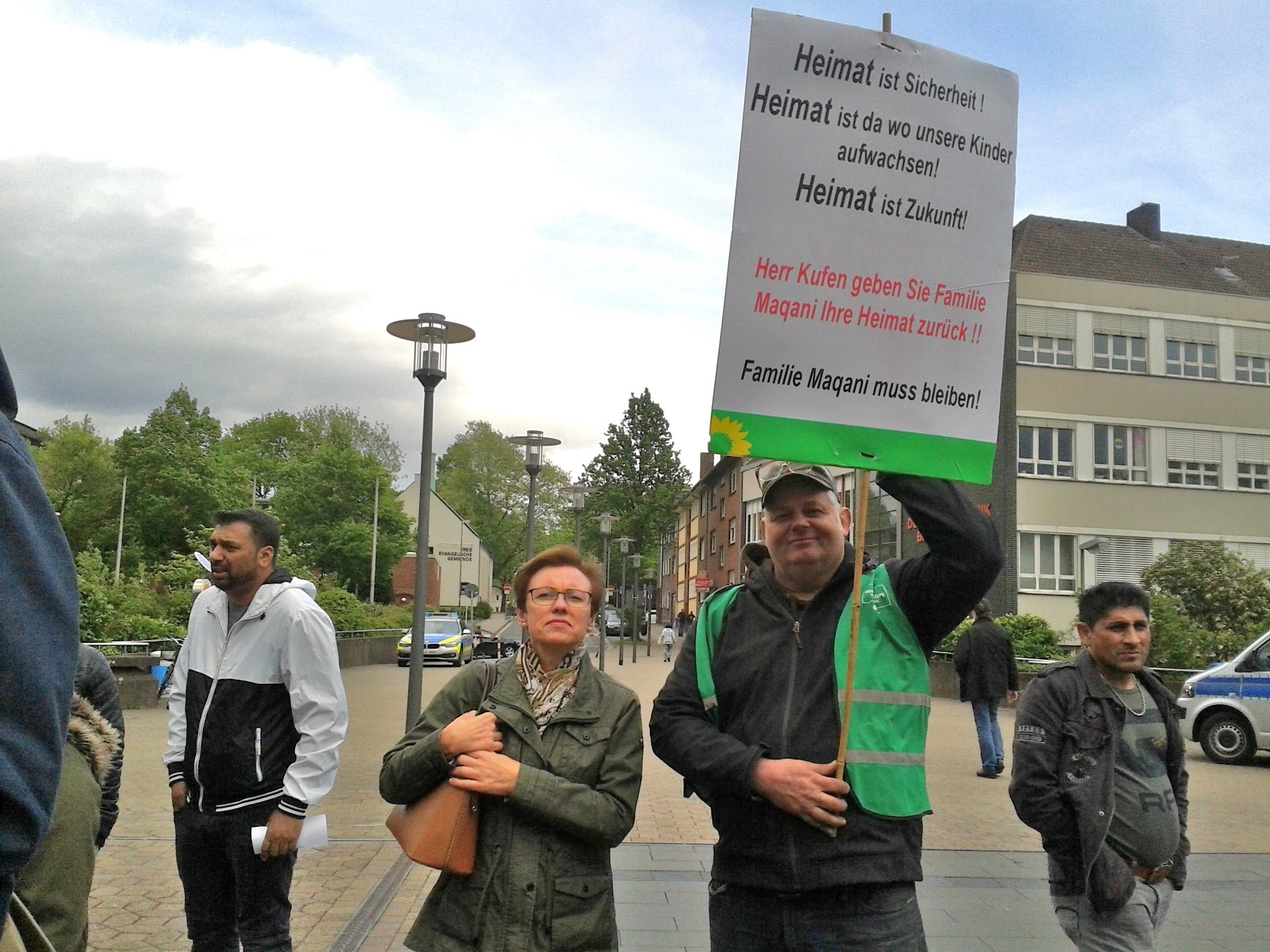 Die Familie Maqani aus Essen- Altendorf erfährt viel Solidarität gegen die Abschiebemaßnahme der Essener Ausländerbehörden, die kürzlich zwar die Kinder hier behalten wollte, aber die Mutter abschieben. Die Familie gehört nicht in den Kosovo, sondern seit fast drei Jahrzehnten zu unserer Stadt.