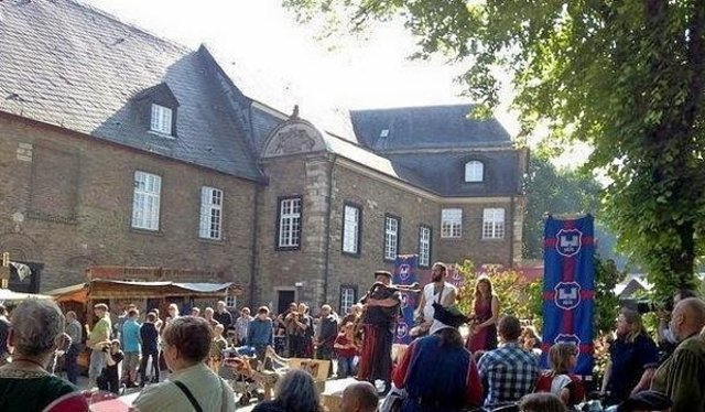 Mittelaltermarkt auf Schloss Broich an Pfingsten - hier die Gruppe Fafnir