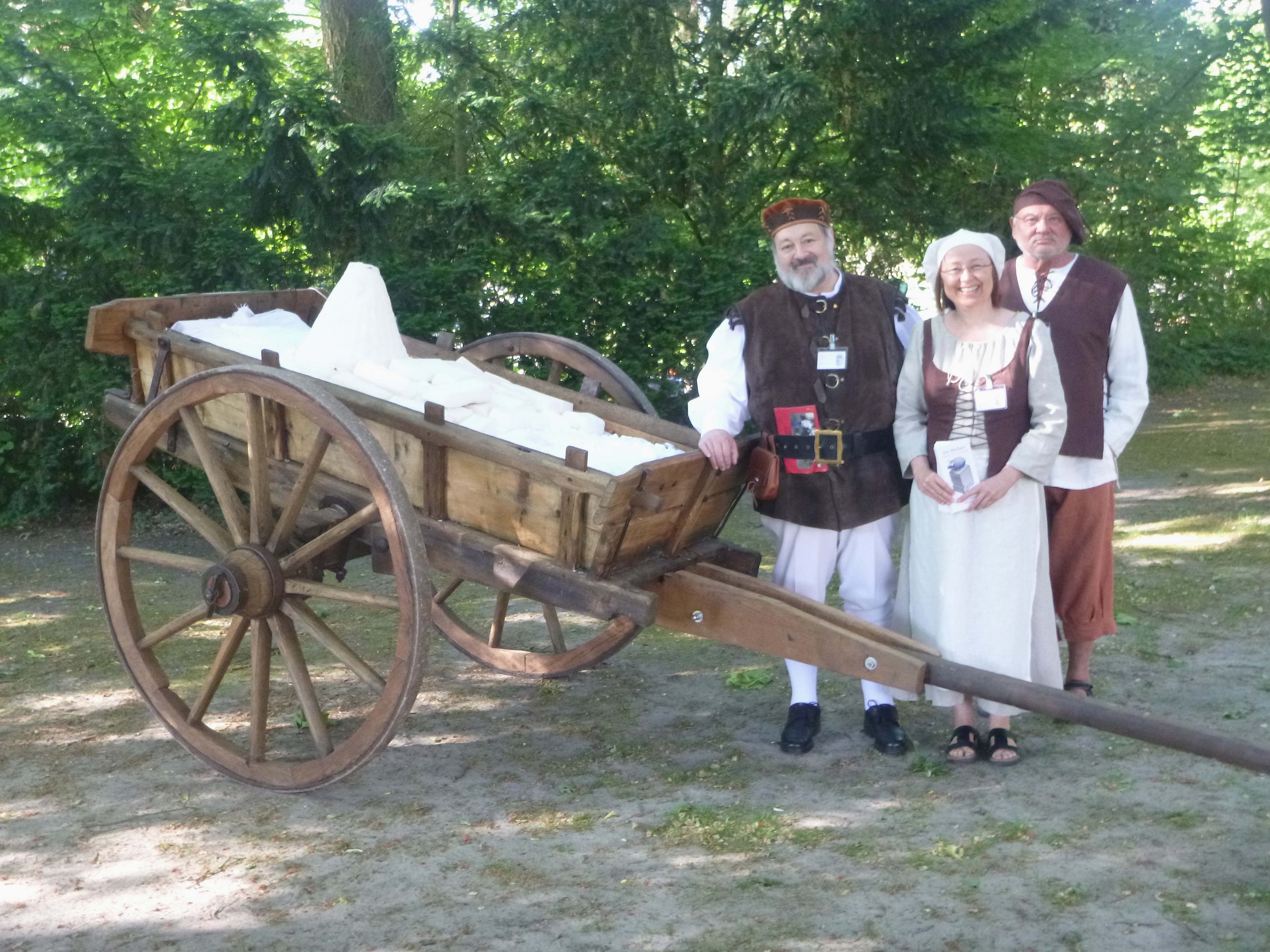 1. + 2. Vorsitzender nebst Pressedame der "Bleiläuse" präsentieren hier den Salzbeladenen Ochsenkarren und warten auf die beiden Zugochsen (Bericht folgt).