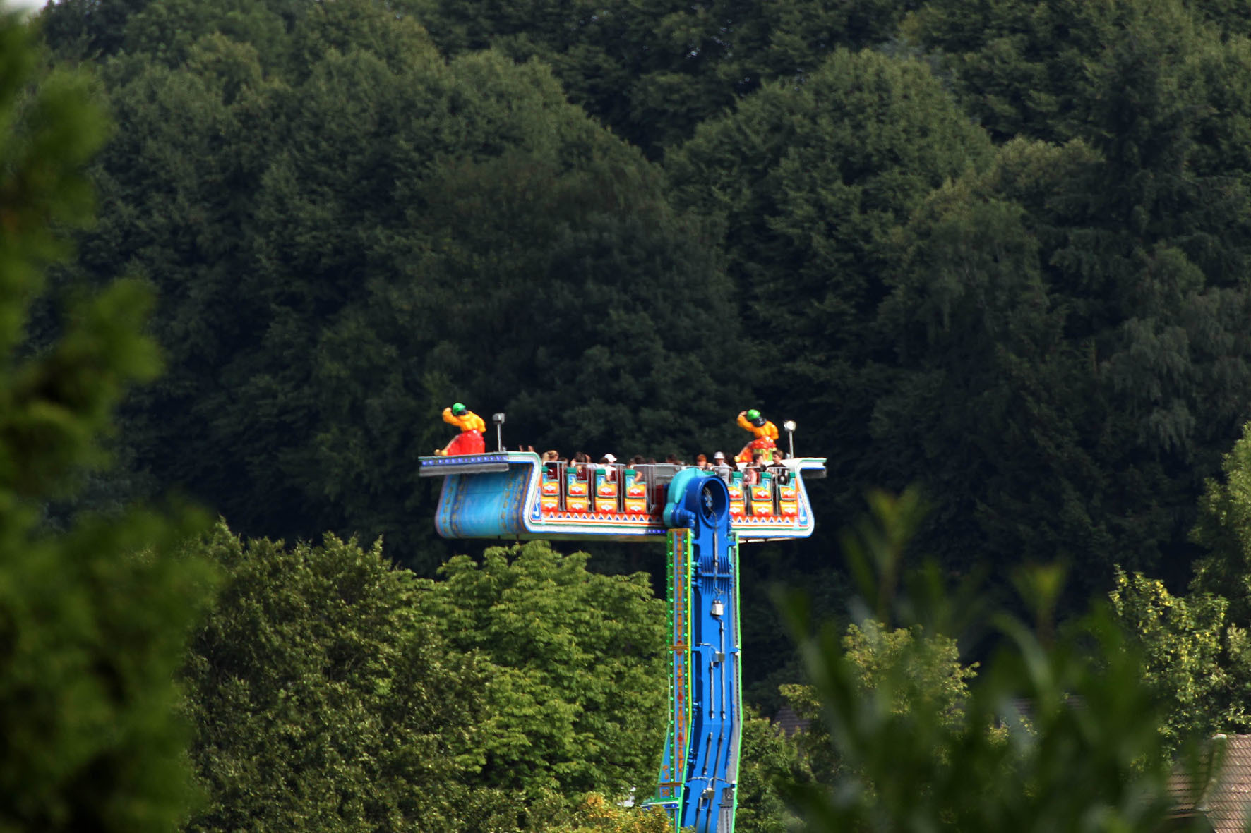 Landschaft und Kirmes harmonieren miteinander. Heute ist die letzte Chance sich die schrägste Kirmes Europas anzuschauen.