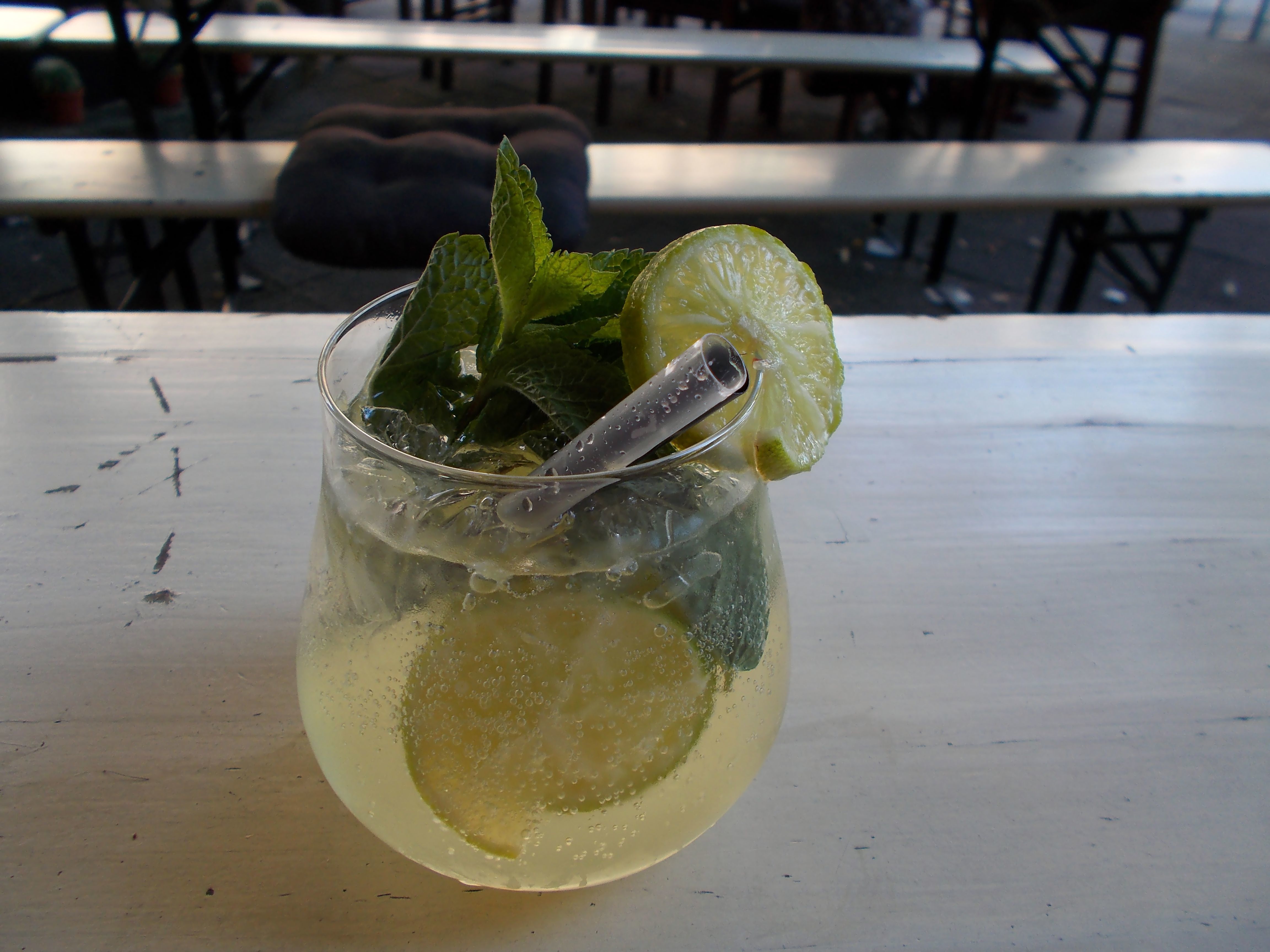 ...mit einer Limette-Ingwer-Minze-Limonade - so schmeckt mir der Sommer an einem schattigen Platz in der Stadt