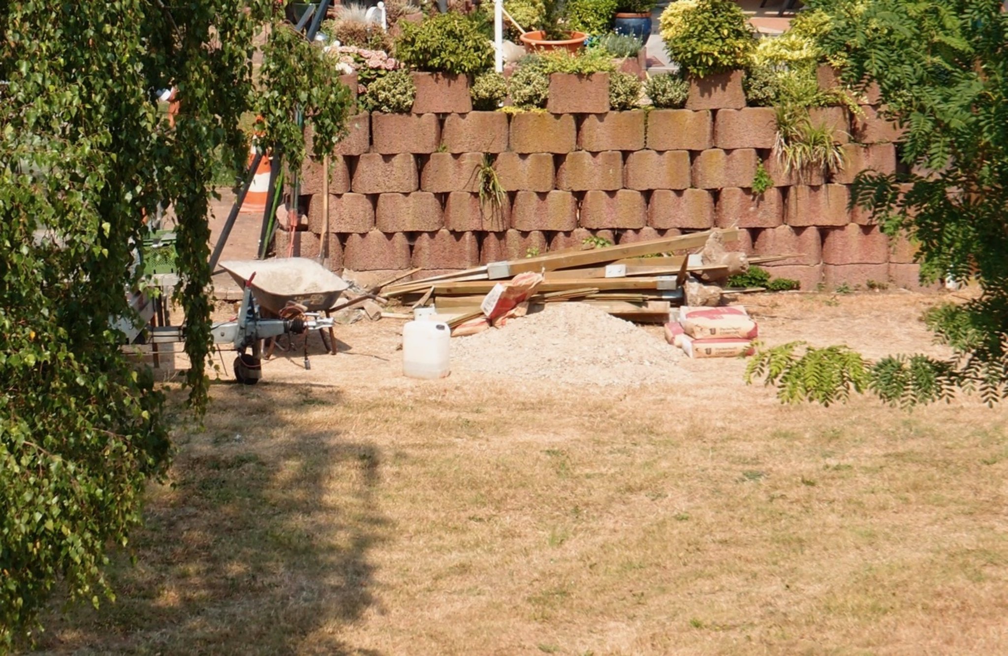 Grüße vom Rasenmäher - Kies auf trockenem Rasen