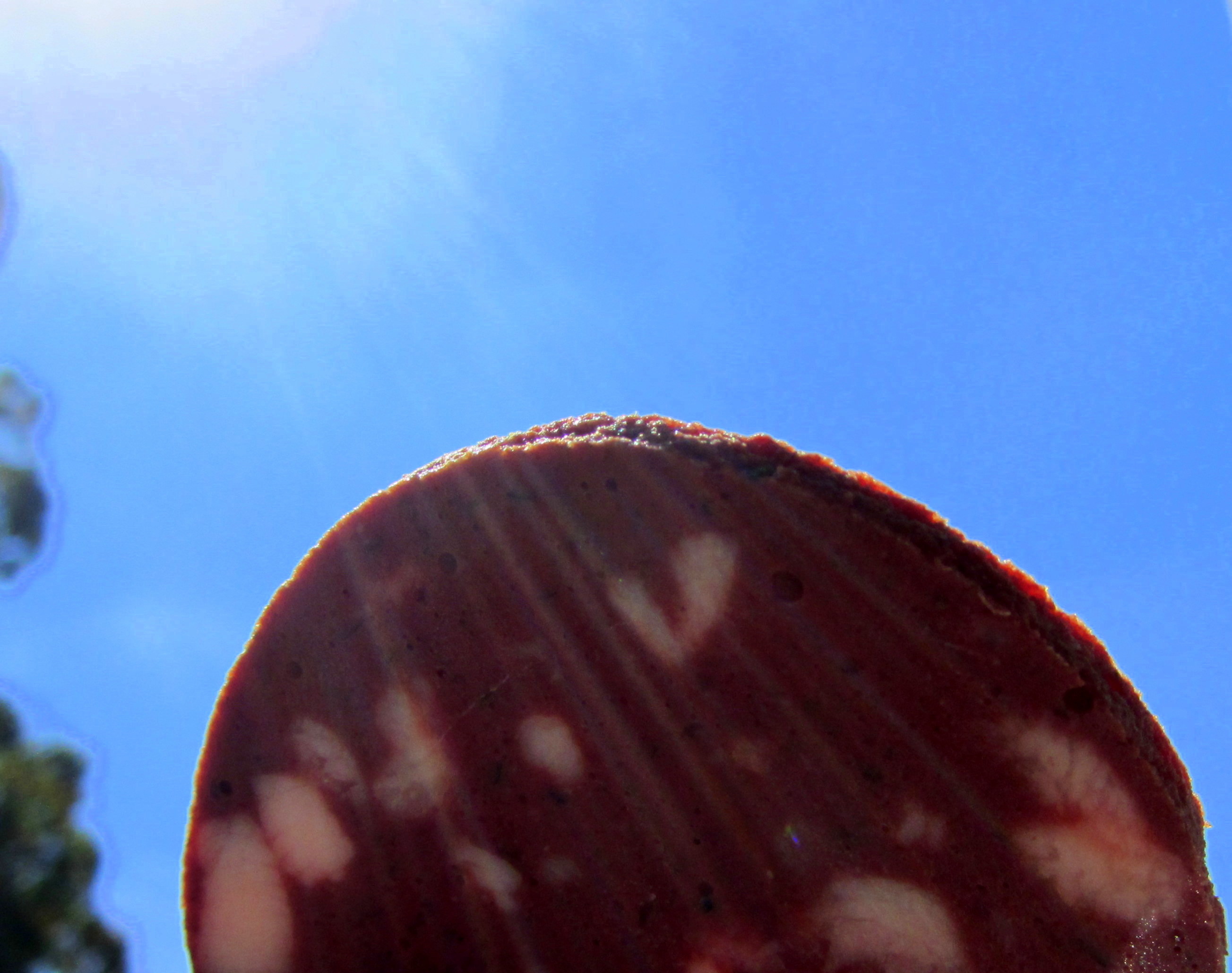 Punkt 15 Uhr ist der Blutwurstmond über Altenessen-Süd aufgegangen. Später werden noch Mars und Snickers am Firmament sichtbar sein.