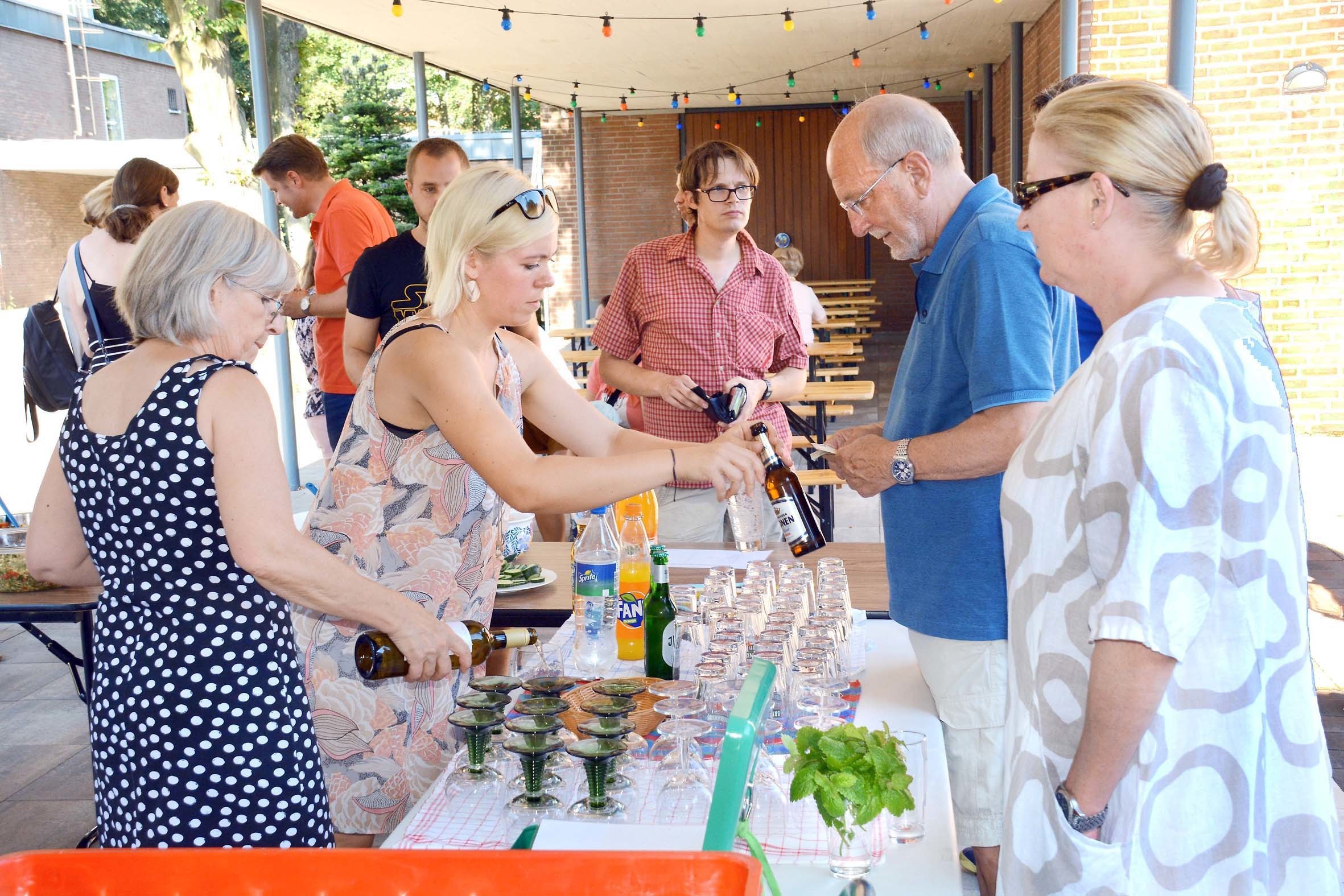 Ende Juli war der Kindergarten Gastgeber: Zu Ferien-Biergartenabenden jeweils freitags ab 18 Uhr lädt die Gartenstädter Kirchengemeinde St. Martin ins Atrium ihres Gemeindezentrums, Gabelsbergerstr. 32, ein. Es gibt kalte Getränke, Heißes vom Grill und selbstgemachte Salate. Nächste Gelegenheiten bieten sich am 3. (FaJuKi), 10. (Schola), 17. (MoMo; ab 19 Uhr!) und abschließend am 24. August (Kirchenvorstand). Mitzubringen sind Appetit und gute Laune!