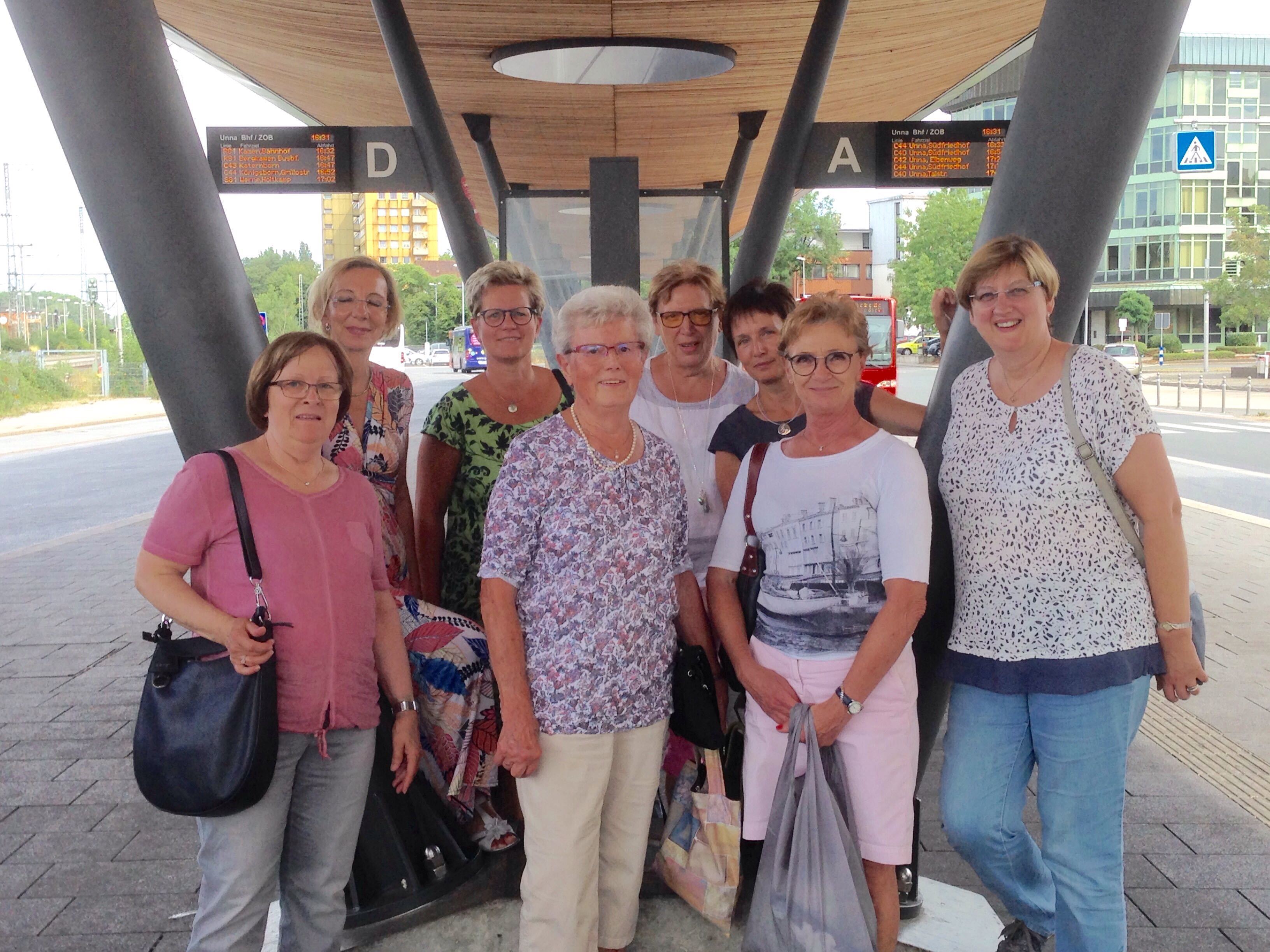 Den traditionellen "Tag der Frauen" beim großen Libori-Fest in Paderborn besuchten am Montag auch diese acht Damen aus der katholischen Kurler Kirchengemeinde St. Johannes Baptista. Von Unna aus ging's per Zug in die Bischofsstadt. Dort nahmen die kfd-lerinnen am Pontifikalamt unterm Motto "Behütet und bedacht" teil, stärkte sich an einem der vielen Stände und besuchte den riesigen Pottmarkt, bevor es dann am Nachmittag wieder nach Hause ging.