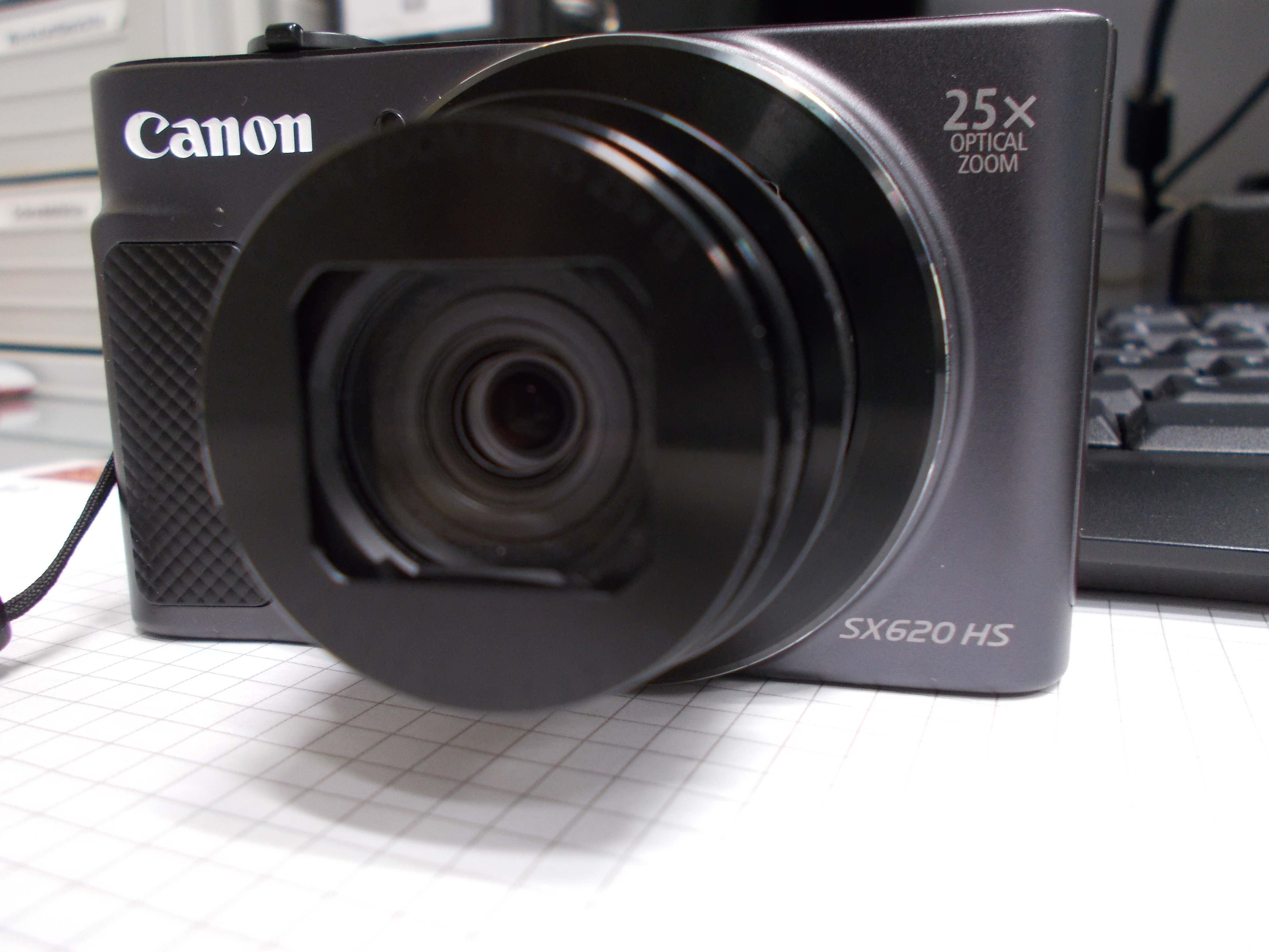 Nun, die Trauer war von kurzer Dauer. Hier ist die "Neue". Canon-PowerShot SX620 HS. Ein paar Neuerungen hat die "Neue". Aber das bekomme ich hin. Für unterwegs und das schnelle Foto einfach klasse.