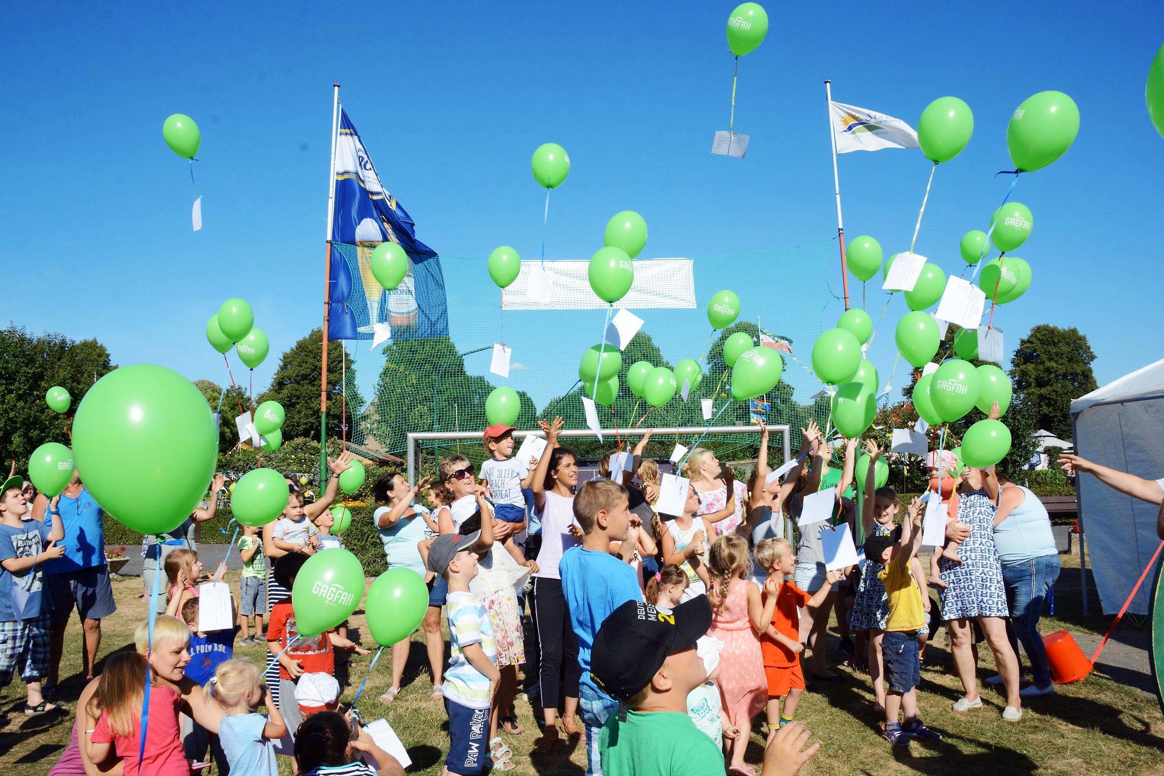 Ein tolles Bild zum Abschluss des dreitägigen Sommerfests beim Evinger Gartenverein "Zur Sonnenseite": Nach Dämmerschoppen, Elfmeterschießen, Taekwondo-Vorführung, Musik und Tanz, Kuchenbüfett und Kinderfest ließ der Kleingärtner-Nachwuchs unzählige grüne Luftballons, mit Postkarten als Fracht, beim Ballon-Wettbewerb in den strahlend-blauen Sommerhimmel über der Anlage an der Waldecker Straße steigen. Schön, oder?