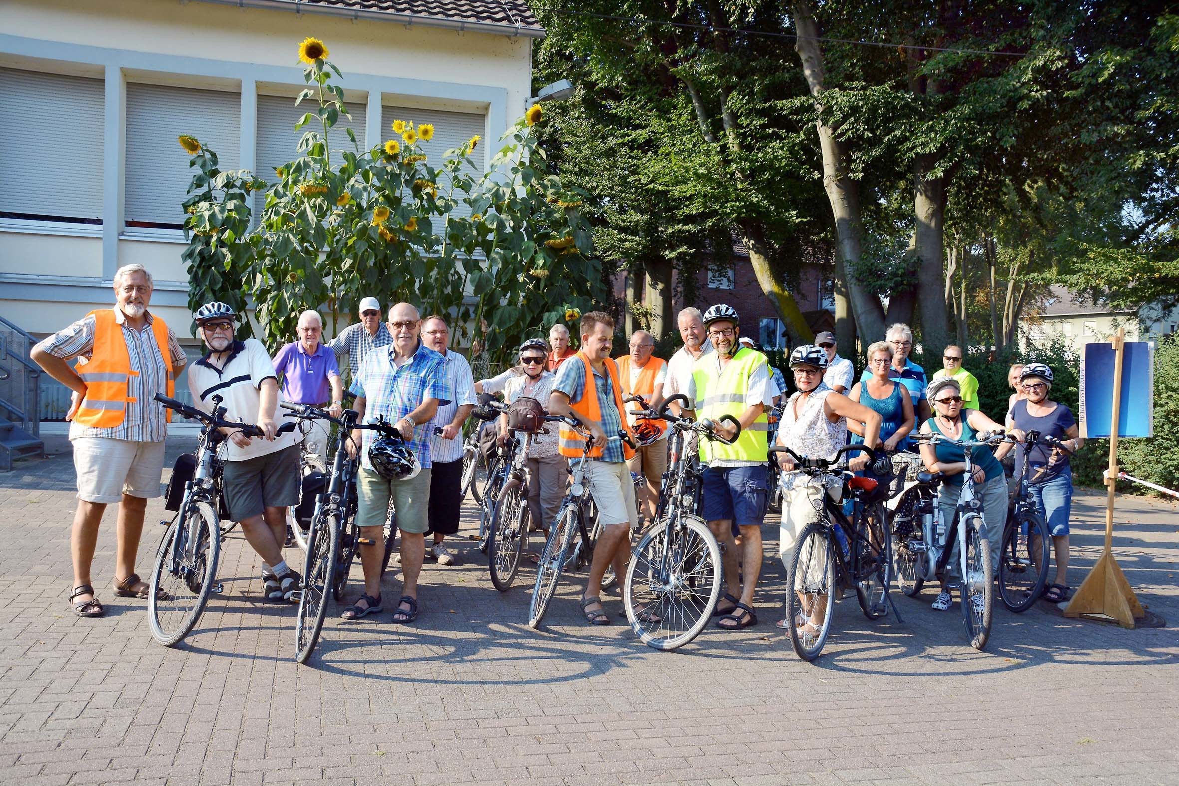 Von einem Elektroantrieb unterstützte Fahrräder werden immer beliebter. Zahlreiche Teilnehmer/innen konnte die Kolpingsfamilie St. Johannes Baptista im Rahmen ihres "Kurler Fahrradsommers 2018" deshalb wohl auch zur erstmalig angebotenen E-Bike-Tour beim Start an der Werimbolstraße begrüßen. - Noch bis zum 24. August, jeden Freitag um 18 Uhr, werden die Kolping-Radtouren mit anschließendem Beisammensein am Grill noch angeboten, zum Abschluss auch noch einmal eine separate Kinder-Radtour.