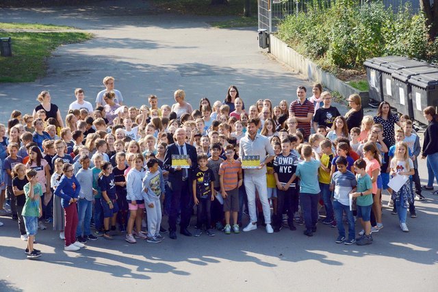 Ex-BVB-Torhüter Roman Weidenfeller hat am Mittwochvormittag (5.9.) die Geschwister-Scholl-Gesamtschule in Brackel besucht, um allen Schülerinnen und Schülern der GSG, die BVB-Kooperationsschule und DFB-Eliteschule des Fußballs ist, für Freitagabend (7.9.) zu seinem Abschiedsspiel in den Signal Iduna Park einzuladen. Persönlich verteilte Weidenfeller (vorne, mit Karten in der Hand, r.) 1500 Freikarten. Unterstützt wurde er dabei von GSG-Schulleiter Klaus Zielonka (l.). | Foto: Günther Schmitz