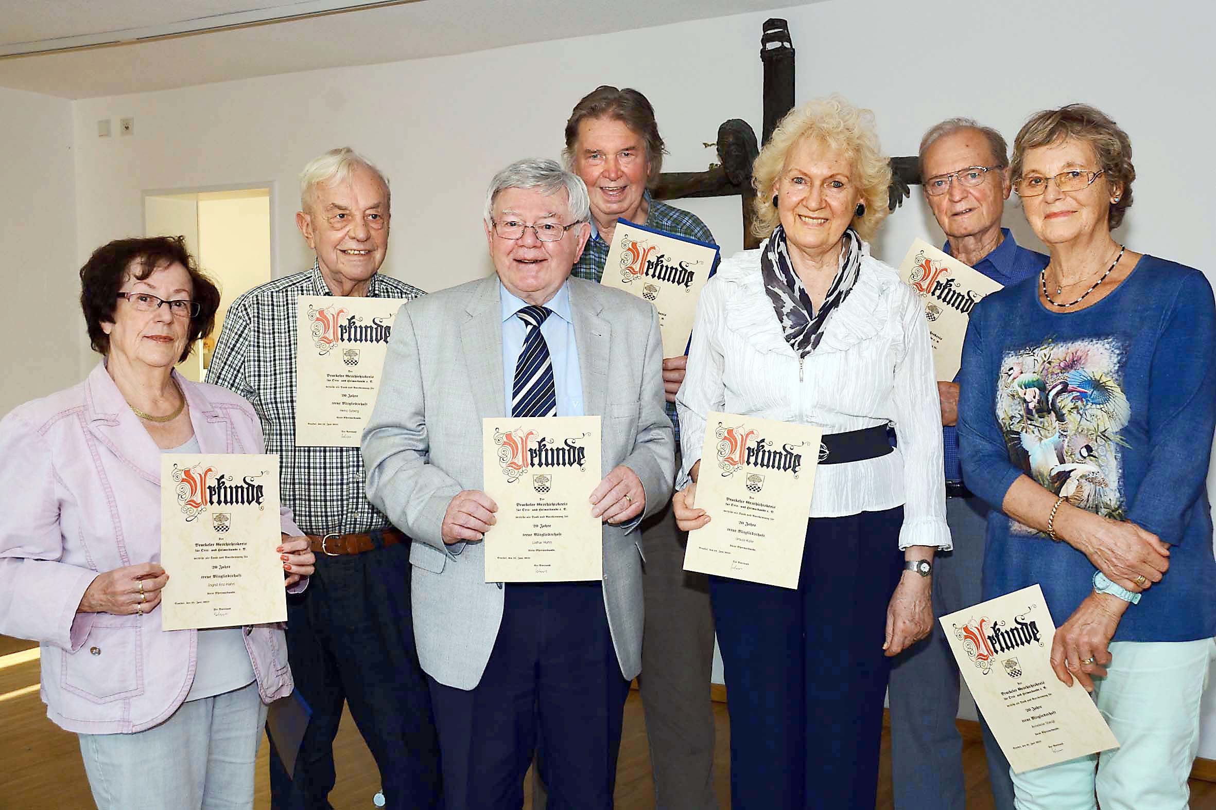 Mit einem Rückblick auf die 20-jährige Vereinsgeschichte und der Ehrung seiner Gründungsmitglieder hat der Brackeler Geschichtskreis für Orts- und Heimatkunde am gestrigen Donnerstag (20.9.) in der Kommende Dortmund sein Porzellan-Jubiläum begangen. Urkunden gab es für die Jubilare (v.l.n.r.) Ingrid Enz-Hahn, Heinz Syberg, Lothar Hahn, Reinhold Scheffer, Ursula Kalle, Wolfgang Grohmann und Anneliese Stangl. Nicht dabei war Jubilar Klaus Kalle.