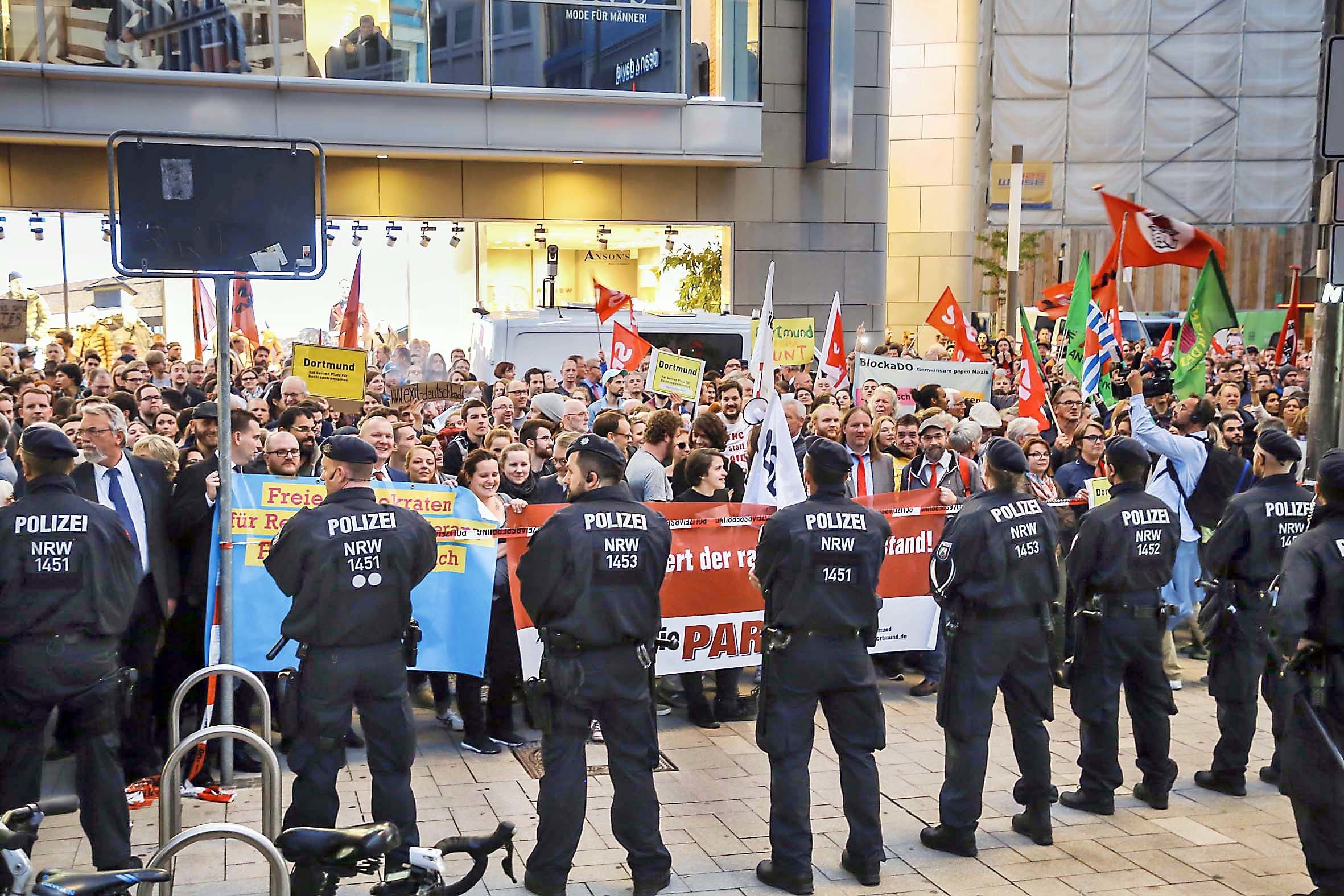 Hunderte Dortmunder waren am Donnerstagabend dem Aufruf der SPD gefolgt und demonstrierten auf dem Westenhellweg gegen rund zwei Dutzend Rechte, die sich vorm Pressehaus gegen die Massenmedien versammelt hatten. Auch Ratsmitglieder hatten die Sitzung unterbrochen, um gegen Rechts ein Zeichen zu setzen. Außerdem verabschiedeten sie zwei Resolutionen gegen Antisemitismus, nachdem in der vergangenen Woche bei Demonstrationen in Marten und Dorstfeld Parolen gegen Juden skandiert wurden.