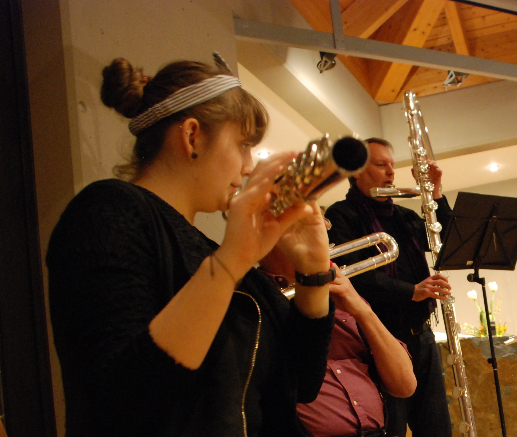 Donnerstags trifft sich Querdurch - das Querflöten-Ensemble der TU-Dortmund (Emil-Figge- Str. 50) in der Studio Bühne.
Nicht nur für fortgeschrittene Flötist*innen und Ersfächler*innen, sondern auch für Zweitfächler- und Hobbyflötist*innen sind wir z.Z. etwa 9 Spieler*innen mit Piccolo-, Konzert-, Alt-, Bass- und manchmal mit sogar Kontrabass-Querflöten. Die erste Probe dieses Semester findet um 18 Uhr am 11. 10. statt. Es wäre toll noch mehr Interessierten Pfeiftöne dort zu hören.