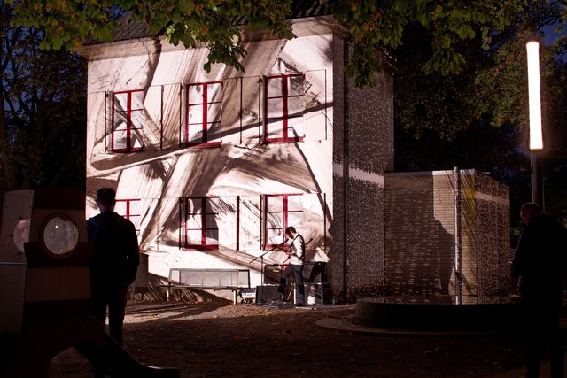 Das Lichtkunstprojekt von Oliver Kretschmann und Sander Bisselink startete heute im Rheinpark. Weitere Projekte  von den Künstlern sind in der Emmericher Innenstadt und an der Fassade von Johnson Matthey noch bis zum 1. Dezember zu besichtigen.