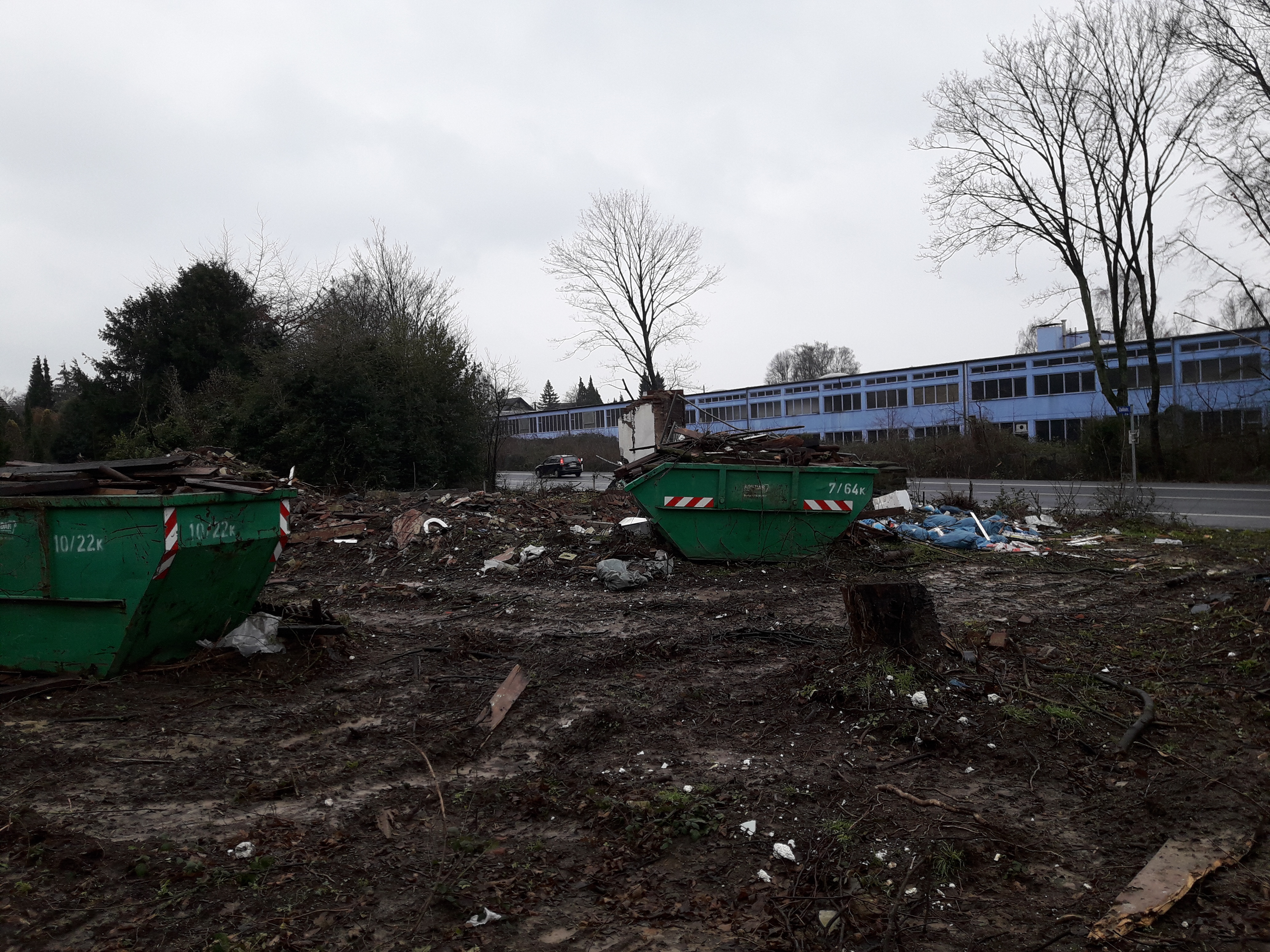 Neue "Müllkippe " am Zeppelindamm. Diese unerfreuliche Situation findet man seit Monaten am Zeppelindamm /Zollstrasse/Weidenhagen. Was scheinbar eine Baustelle sein oder werden soll liegt lange Zeit weitgehend unverändert so da und füllt sich mit Müll.