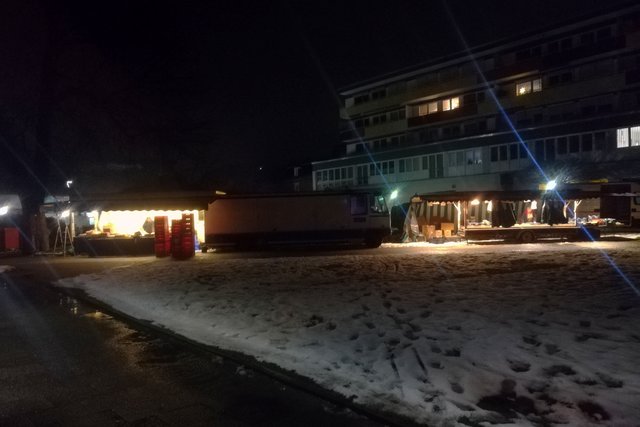 Der Gevelsberger Wochenmarkt findet ab heute, 2. Februar, auf dem Platz hinter der Postfiliale in der Fußgängerzone statt und nicht mehr auf dem Vendomer Platz. Grund sind die Umbaumaßnahmen des Kaufland-Gebäudes. 
Wie immer gibt es auf dem Markt am Mittwoch und Samstag frische Ware von Händlern aus Gevelsberg, Hagen und der Umgebung. 
Der Markt ist zu Fuß gut erreichbar, aber auch mit allen Buslinien, welche die Haltestellen "Lusebrink" und "Rathaus" anfahren. | Foto: Patrick Jost