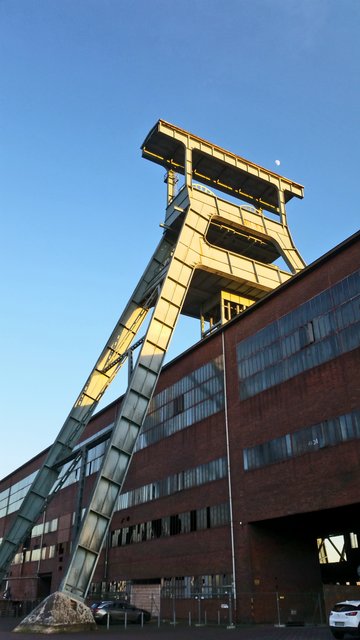 Das Fördergerüst auf Ewald - erinnert es nicht an ein langbeiniges Urzeitwesen, das über den Ziegelbau zu springen scheint? Der Mond wirkt dagegen fast winzig... | Foto: Borgwardt