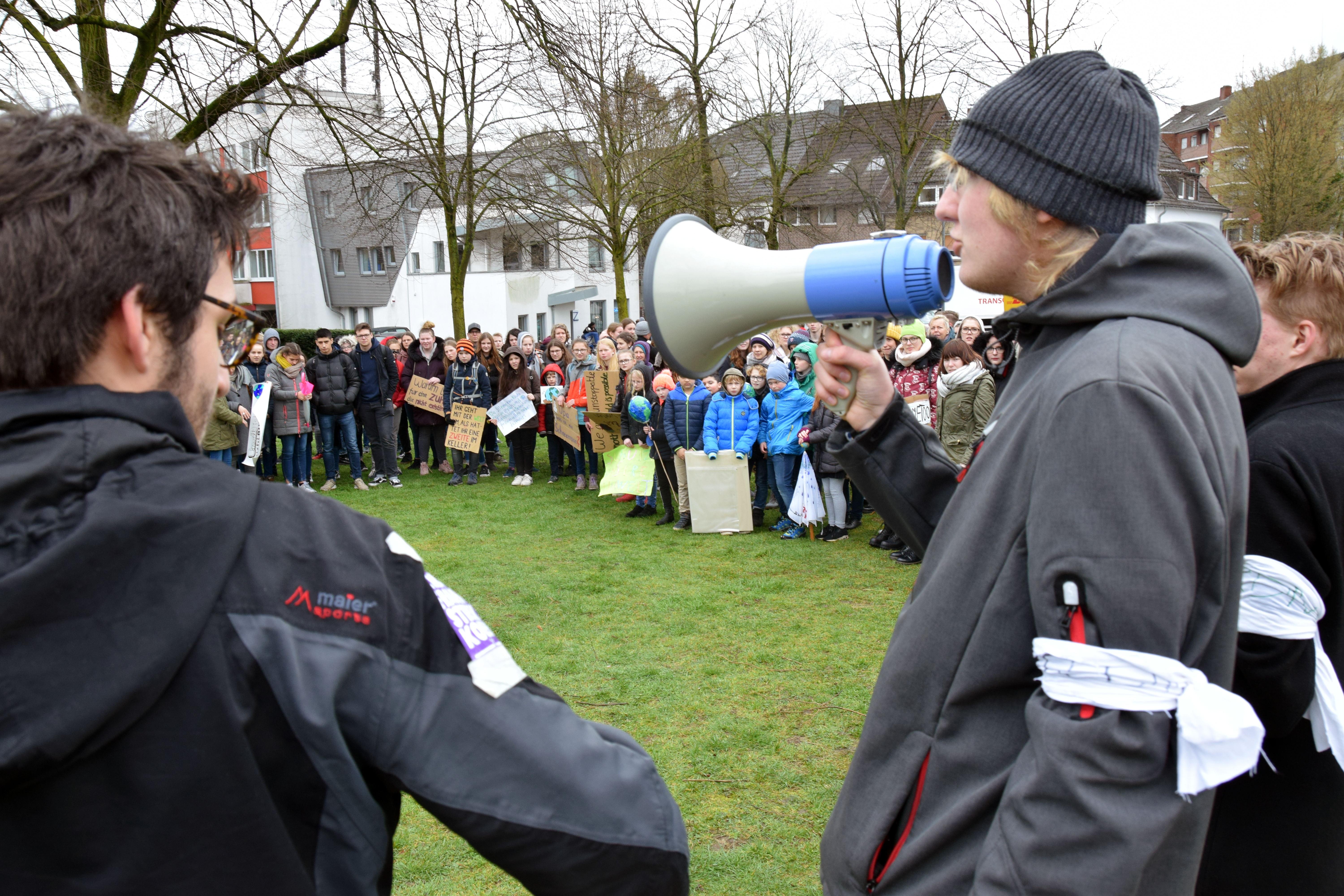 Zum dritten Mal streiken Schüler und Studierende am Freitag (15. März) für "echten Klimaschutz". Teilnehmer Sven Hermens: "Wir sind in der Zwangslage, etwas tun zu müssen." Begonnen hat die weltweite Bewegung des "Climate Strike" mit der 16-jährigen Greta Thunberg in Schweden. Das Foto zeigt die Teilnehmer zu Beginn des Streikes.