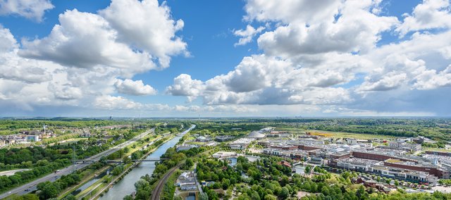 Blick vom Oberhausener Gasometer auf (von links nach rechts): A42, Emscher, Rhein-Herne-Kanal und CentrO; am gestrigen Samstag (5. Mai) mit richtigem April-Wetter