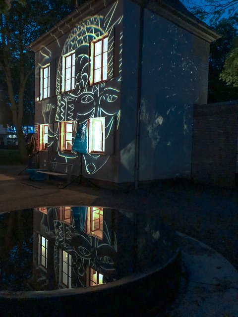 Als Beitrag des Emmericher Kunstvereins zur Nacht der KulTour 2019 wurde das Haus im Park mit wechselnden Lichtinstallationen gekonnt in Szene gesetzt.