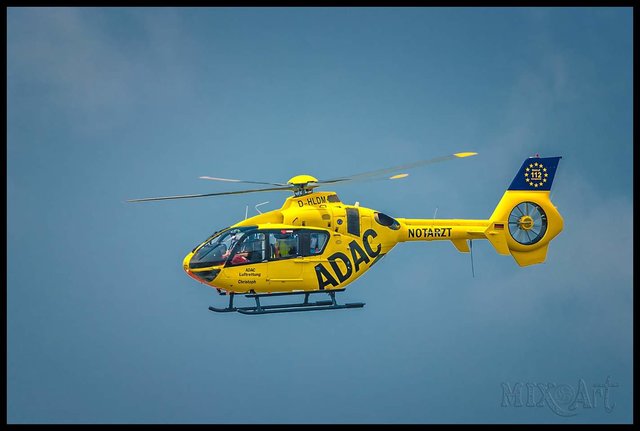 - Christoph -
Kurz vor 12 startete dieser ADAC Rettungshubschrauber
von der Feuerwehr Alt-Marl an der Schachtstr., wo er einige Zeit vorher landete.
Warum, wieso weshalb? Keine Ahnung! Aber falls es nicht nur aus Übungszwecken war, hoffe ich, daß es der Person gut geht!