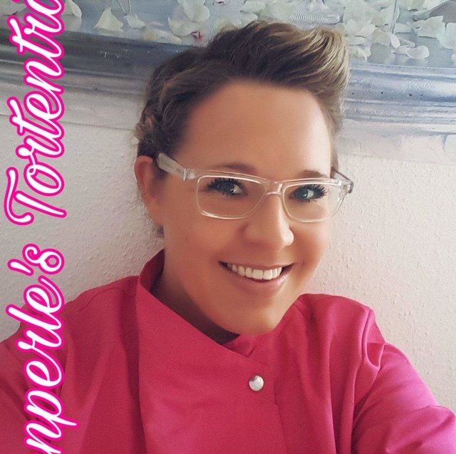 modellieren #ichliebemeineneueKonditorjacke #pinkpinkpink 😍💖

https://www.facebook.com/kuechenperle/ | Foto: Küchenperle's Tortenträume (Facebook)